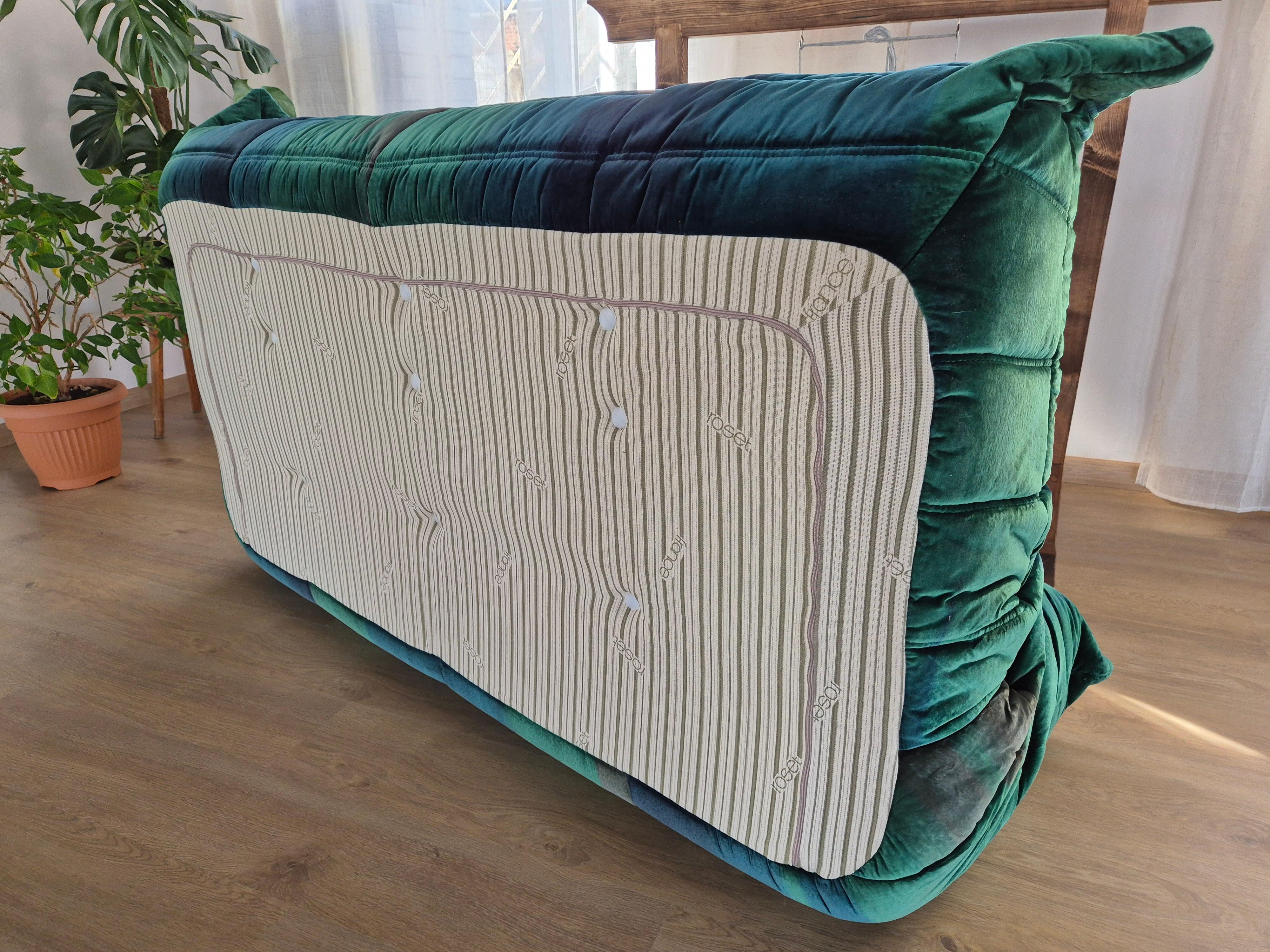 Classico set Togo francese di Michel Ducaroy per il marchio di lusso Ligne Roset. Progettato originariamente negli anni '70, l'iconico divano Togo è ormai un classico del design.
Il comfort e lo stile senza tempo rendono questo monumentale divano