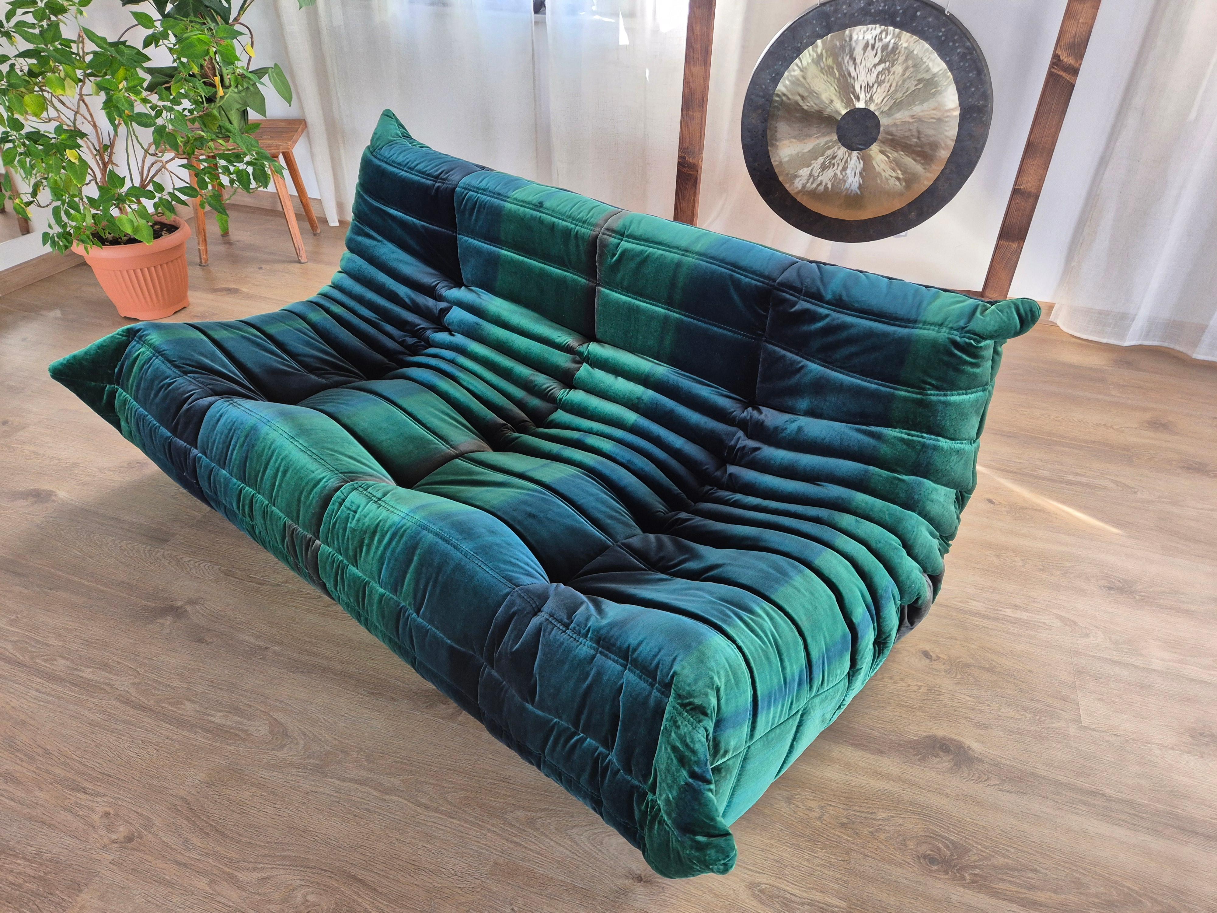 Moderno Divano Togo a 3 posti in velluto di Michel Ducaroy per Ligne Roset in vendita
