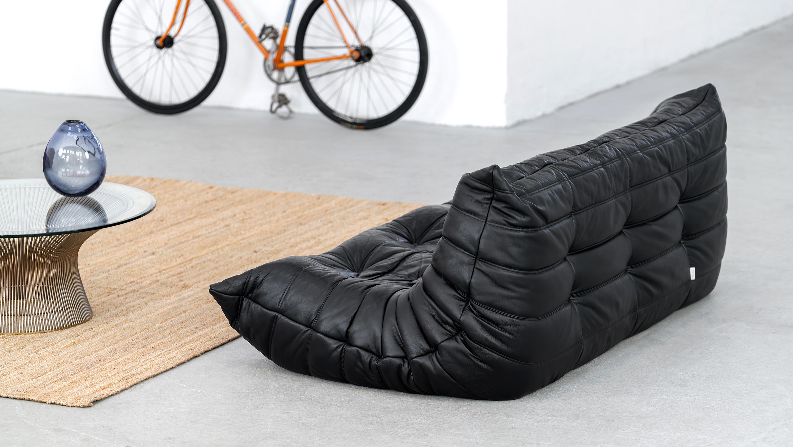 Togo  Sofa mit 3 Sitzern – Michel Ducaroy Ligne Roset, schwarzes Leder, hergestellt in Frankreich (Französisch) im Angebot