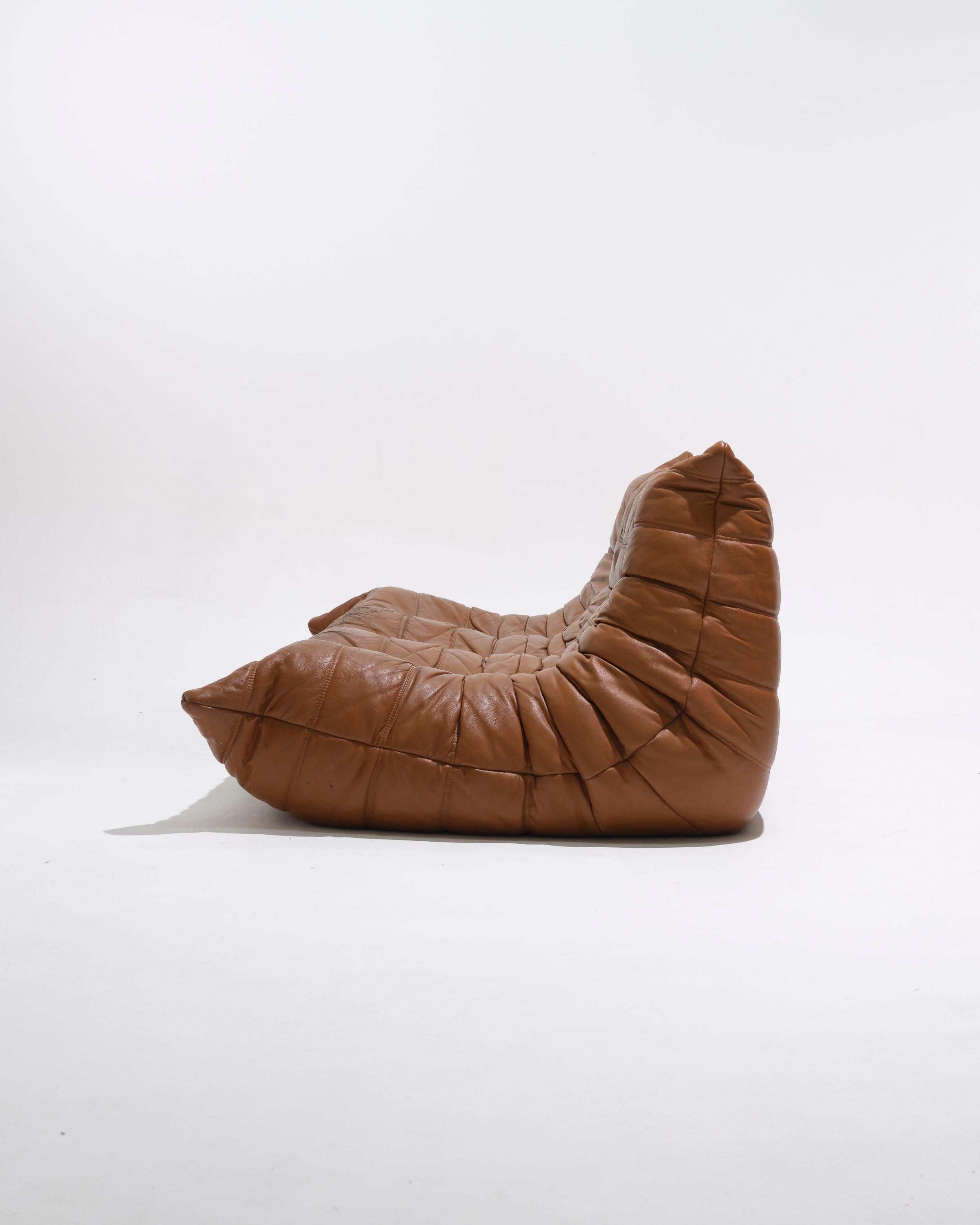 Sofá Togo de tres plazas del diseñador Michel Ducaroy (1925-2009) para Ligne Roset, de la década de 1970.
Tapicería original de cuero color canela con la etiqueta del fabricante Ligne Roset.
Algunos ligeros signos de desgaste acordes con la edad,