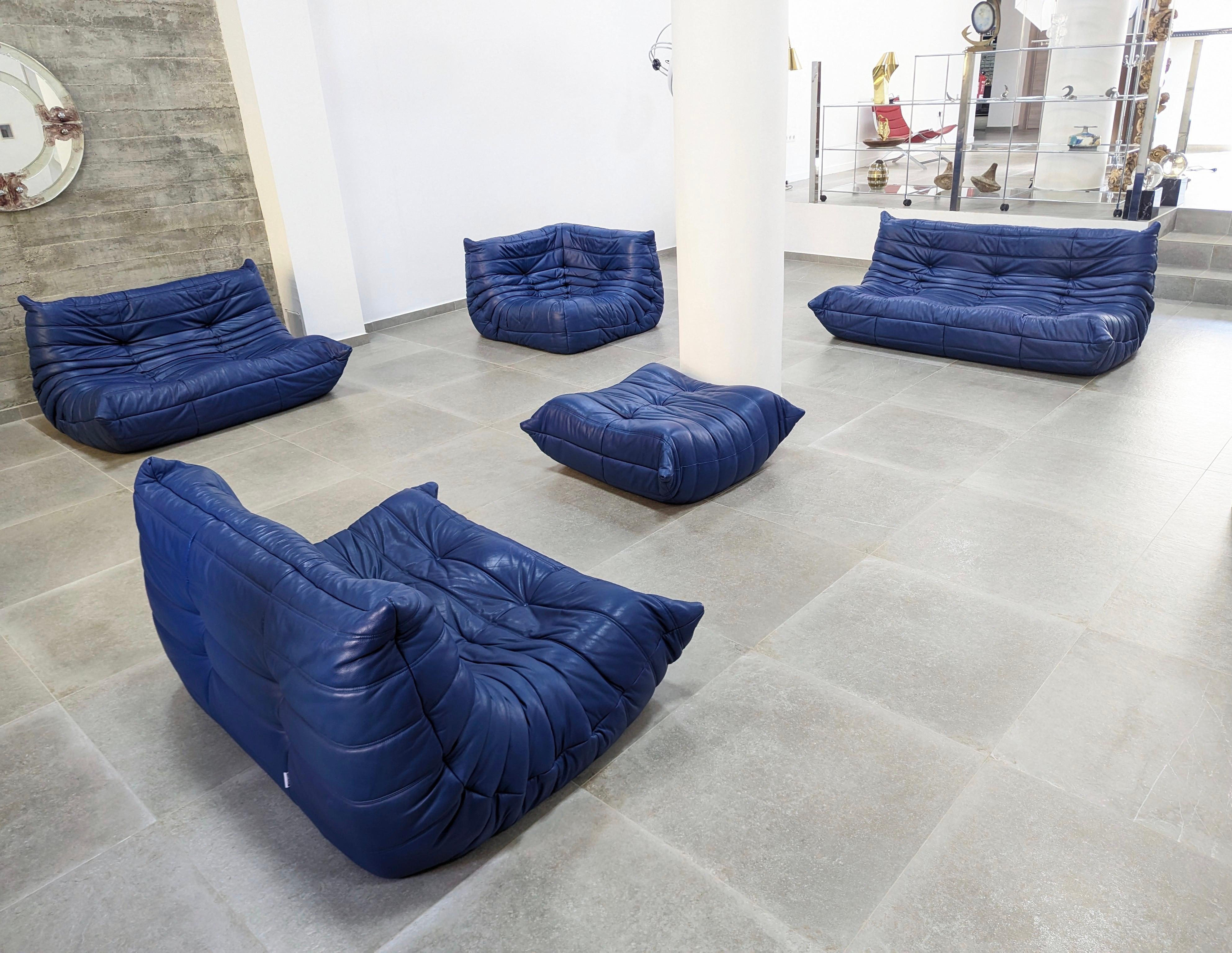 Questo esclusivo set di cinque pezzi dell'iconico divano Togo, disegnato da Michel Ducaroy nel 1973 per Ligne Roset, in Francia, rappresenta l'apice del design e del comfort. Il set comprende un divano a tre posti, due divani a due posti, un angolo