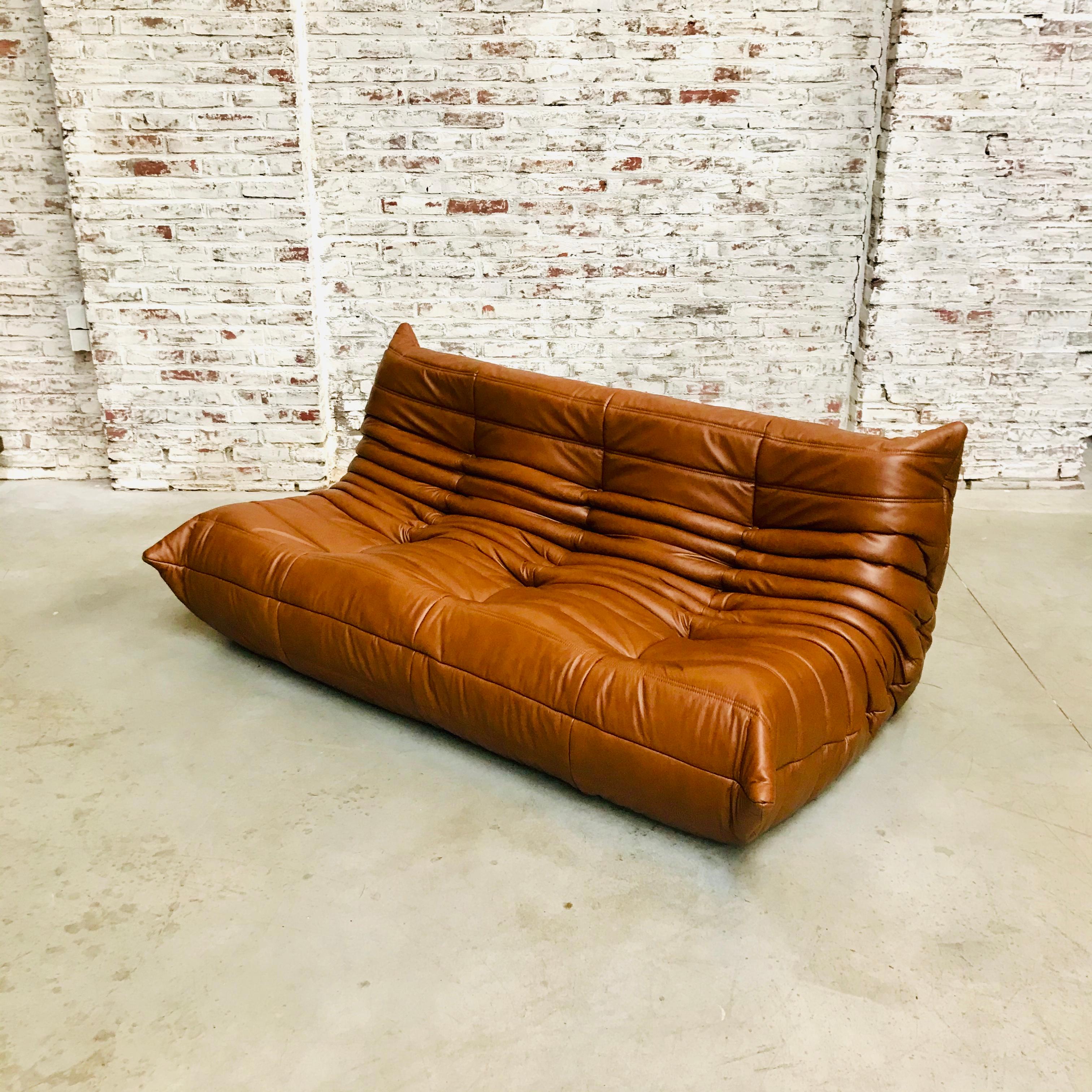 The Togo was designed by Michel Ducaroy in 1973 but is still very popular today. It has been renovated. This means that the old weak parts of foam have been replaced by new parts of firm foam. Thereafter, the sofa is upholstered in good quality