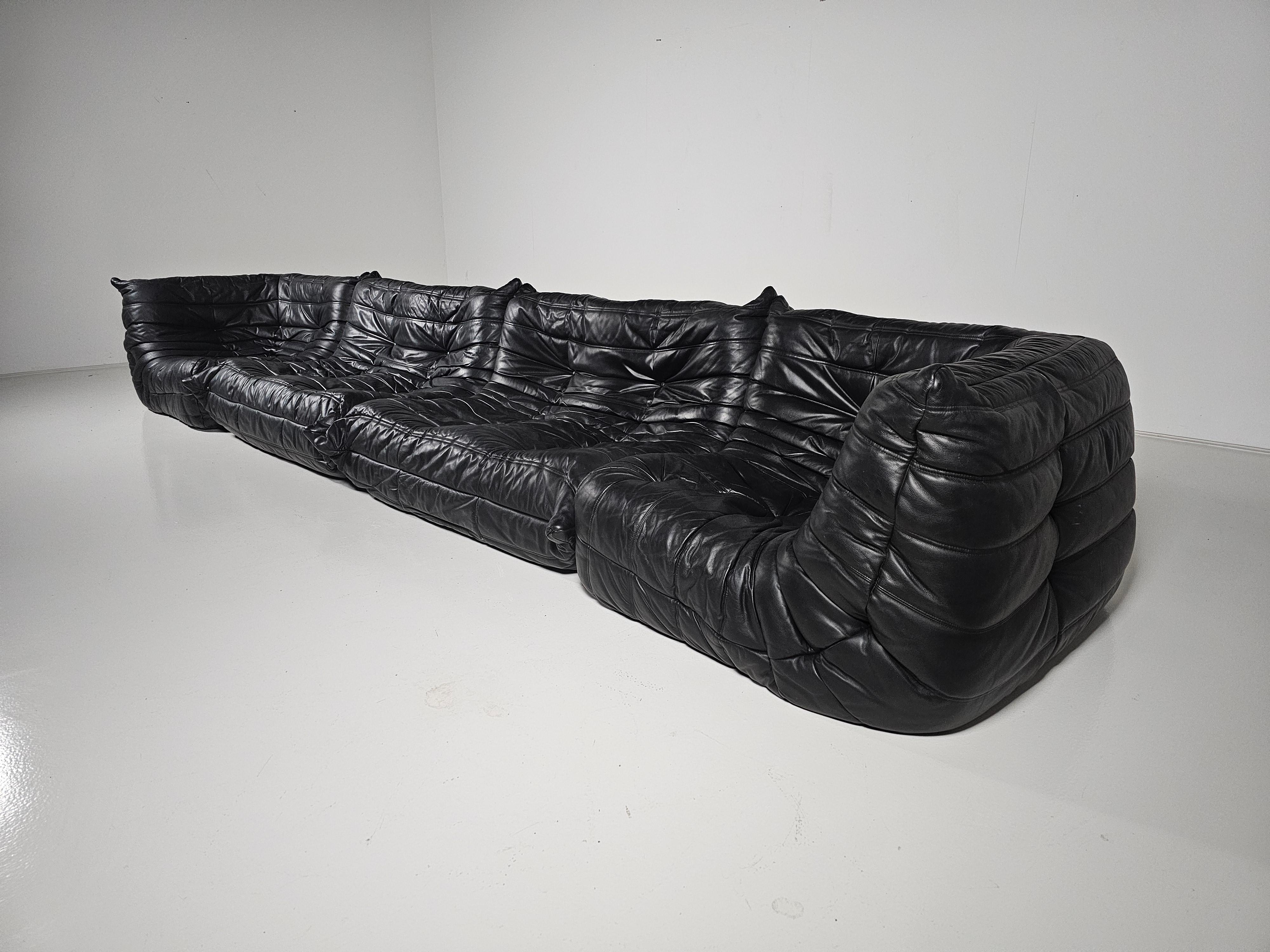 Sofá seccional Togo de cuero negro diseñado por Michel Ducaroy en los años 70 para Ligne Roset.

Entre las piezas más reconocidas de Ligne Roset está la línea de asientos Togo, diseñada por Michel Ducaroy en 1973. Presenta diseños ergonómicos con