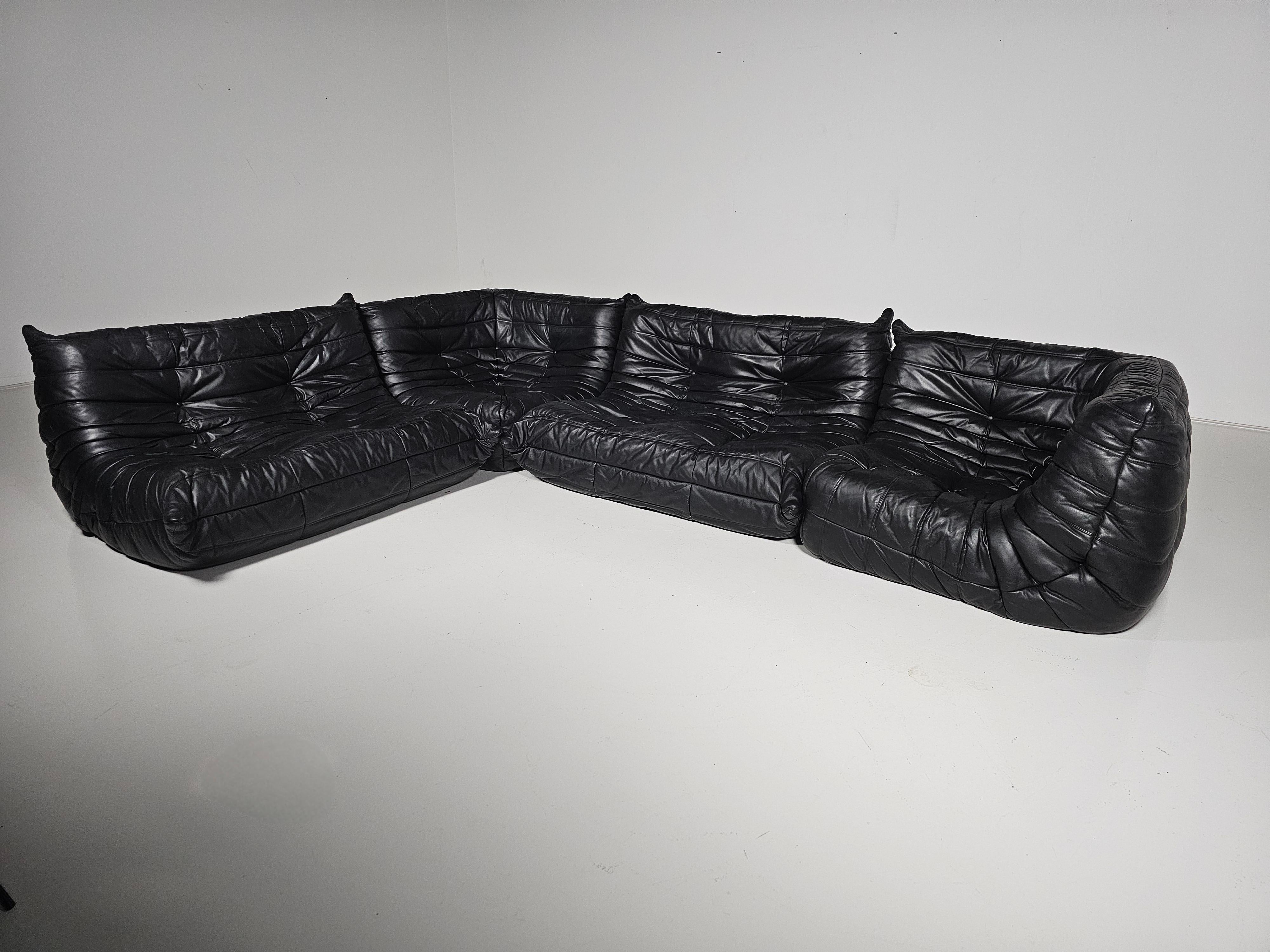 Sofá Togo en cuero negro original,  Michel Ducaroy, Ligne Roset, años 1980 en Bueno estado para la venta en amstelveen, NL