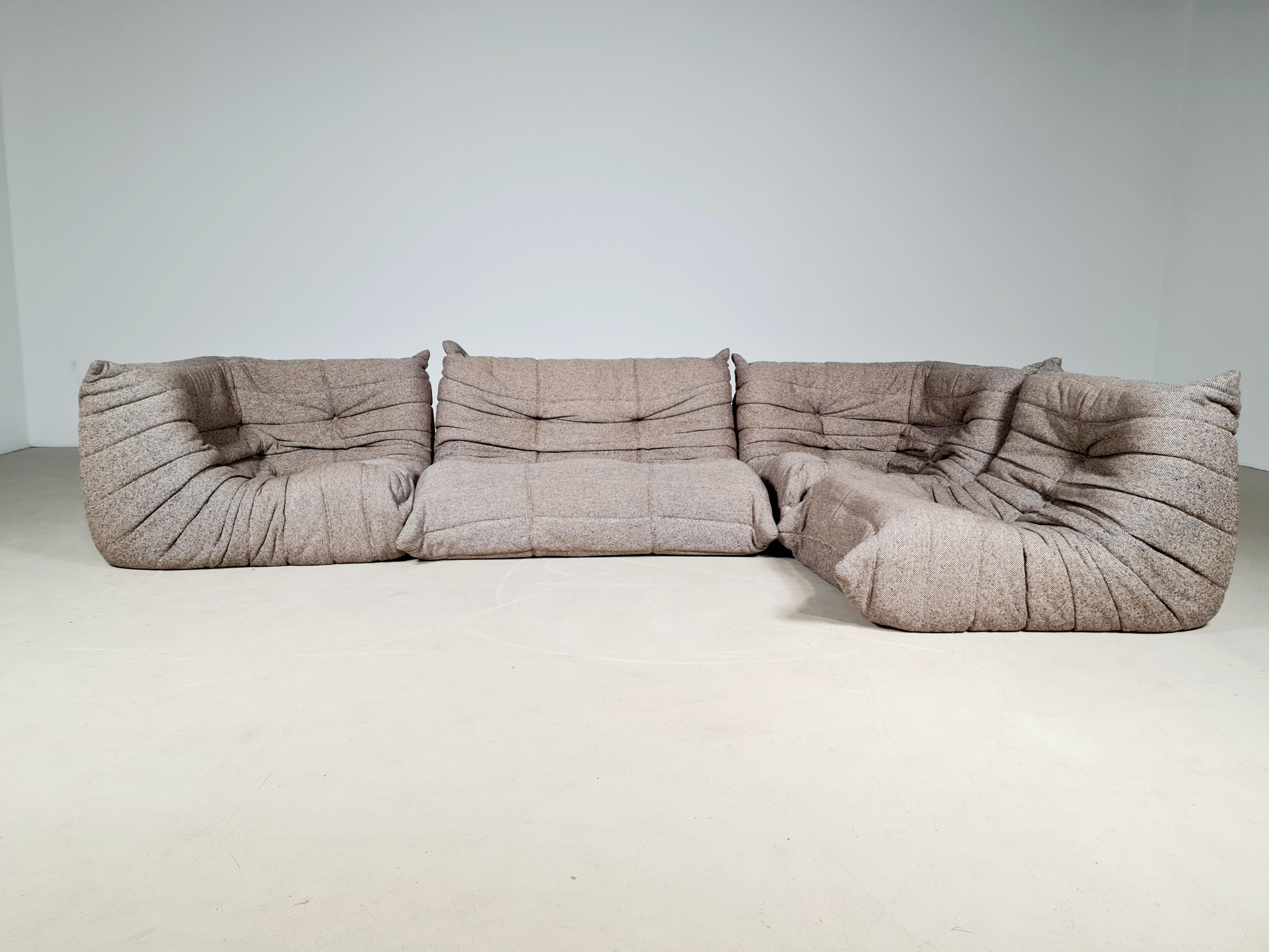 Original Togo vintage sofa designed by Michel Ducaroy in the 1970s for Ligne Roset.
The corner sofa shows a nice natural color tone and its famous wrinkled cozy design.
Labeled at the back and lined underneath with original fabric. The original