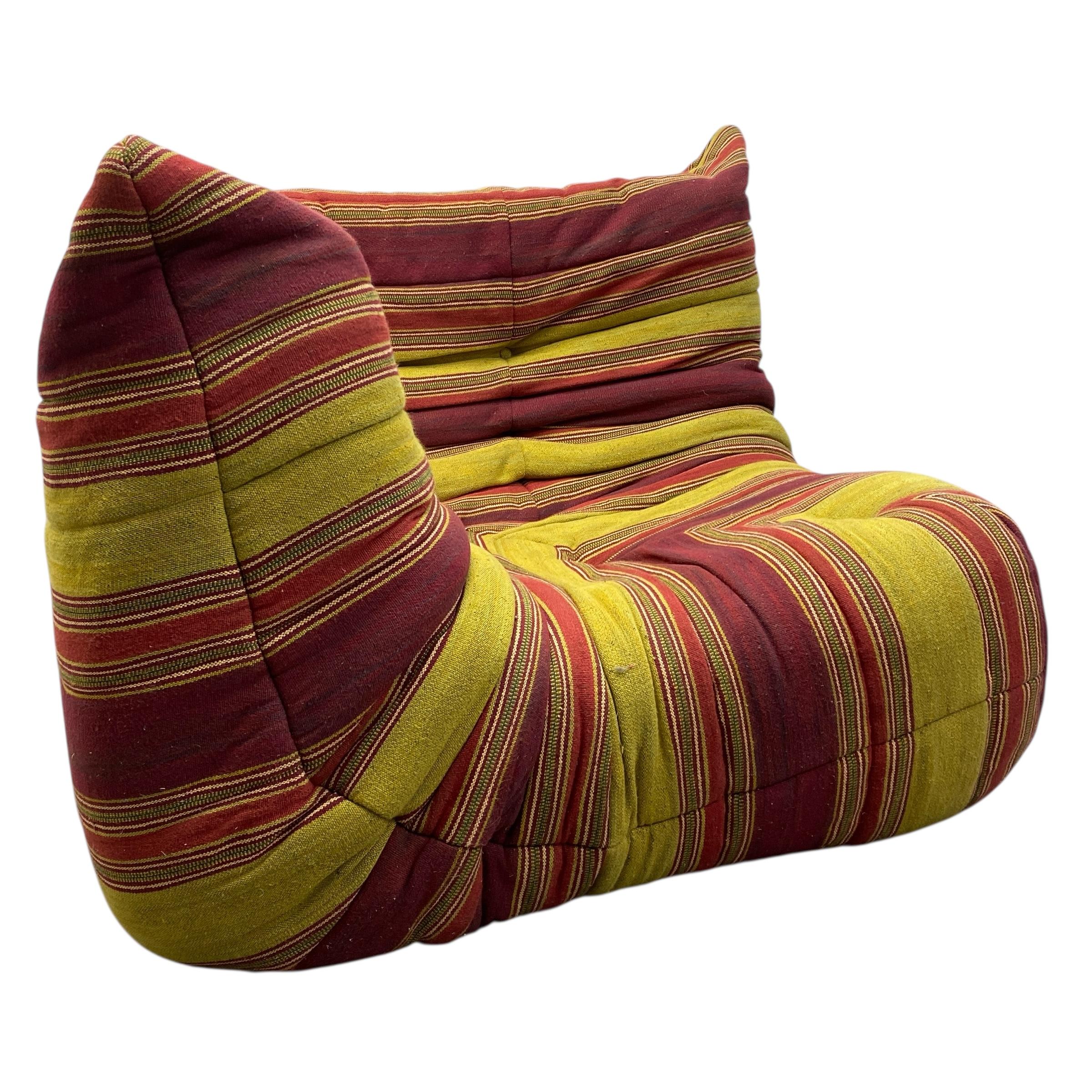 Canapé Togo de Michel Ducaroy pour Ligne Roset dans un tissu rayé multicolore à boutons sur mesure. Le canapé Togo comprend deux sièges d'angle, deux canapés à deux places, un canapé à trois places et un siège simple. Le designer français de sièges