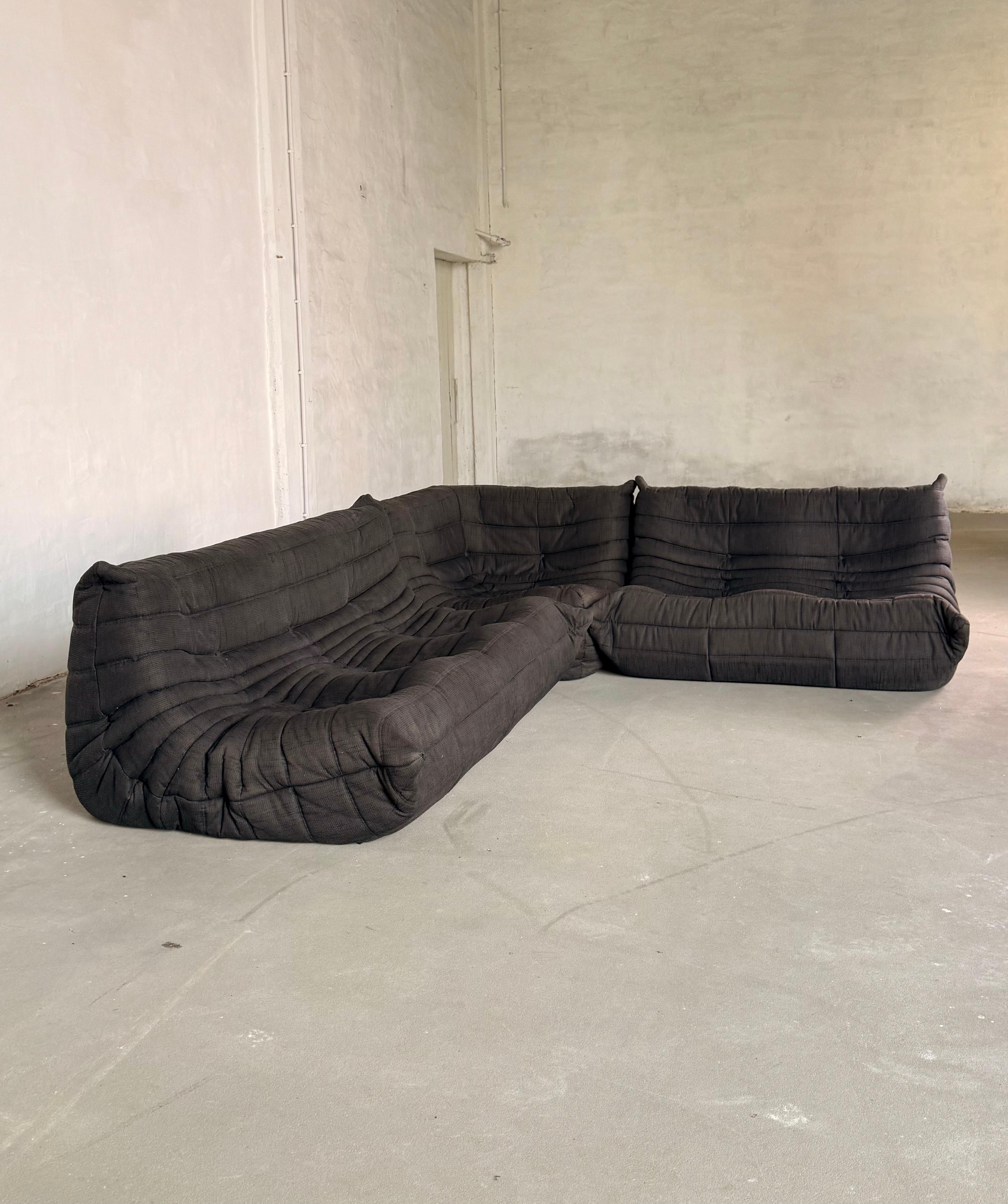 Set di divani componibili vintage Togo disegnato da Michel Ducaroy per Ligne Roset. Il set ha il suo tessuto originale in ciniglia in buone condizioni. Morbido e confortevole, con leggeri segni d'uso visibili.

Can include più elementi che possono