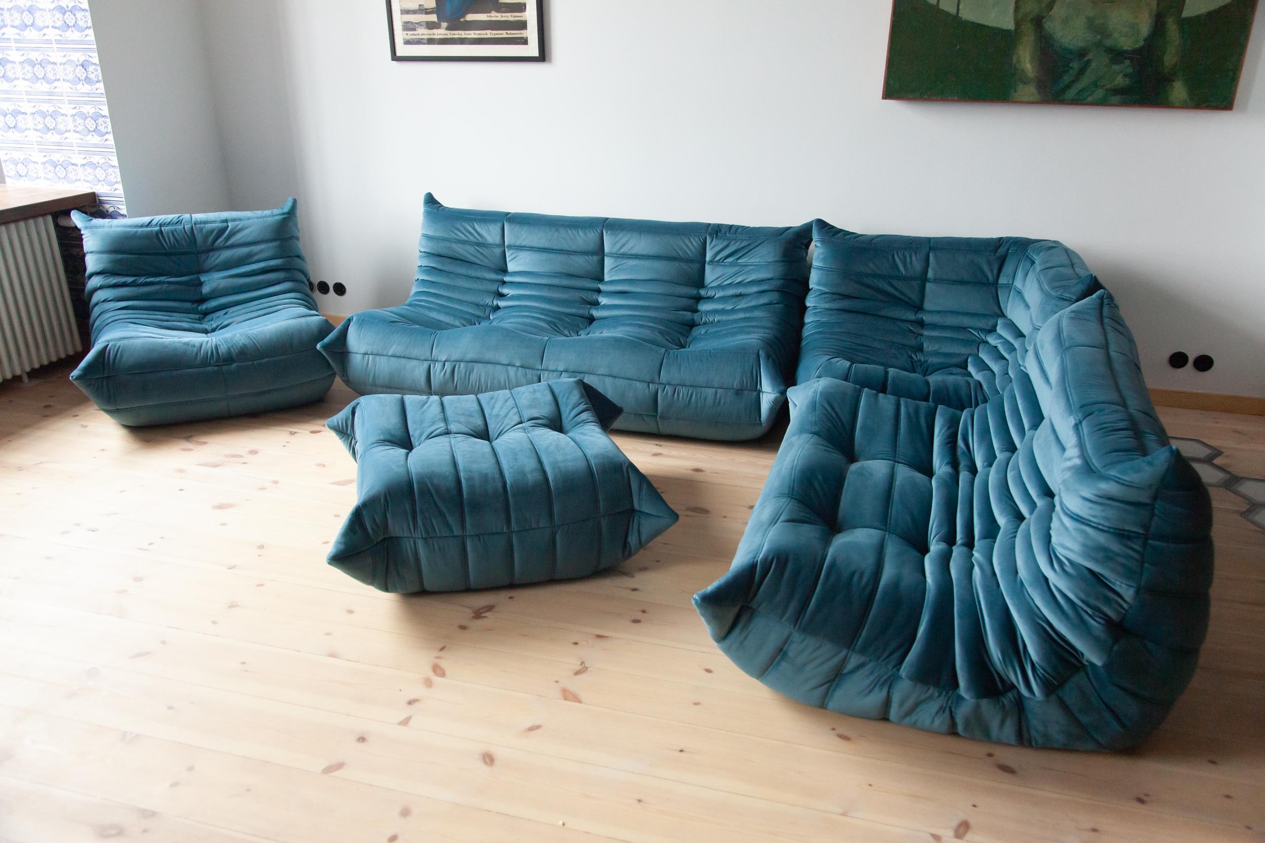 This Togo living room set was designed by Michel Ducaroy in 1973 and was manufactured by Ligne Roset in France. It has been reupholstered in new, great quality sea blue velvet and is made up of the following pieces: One three-seat couch (70 x 174 x