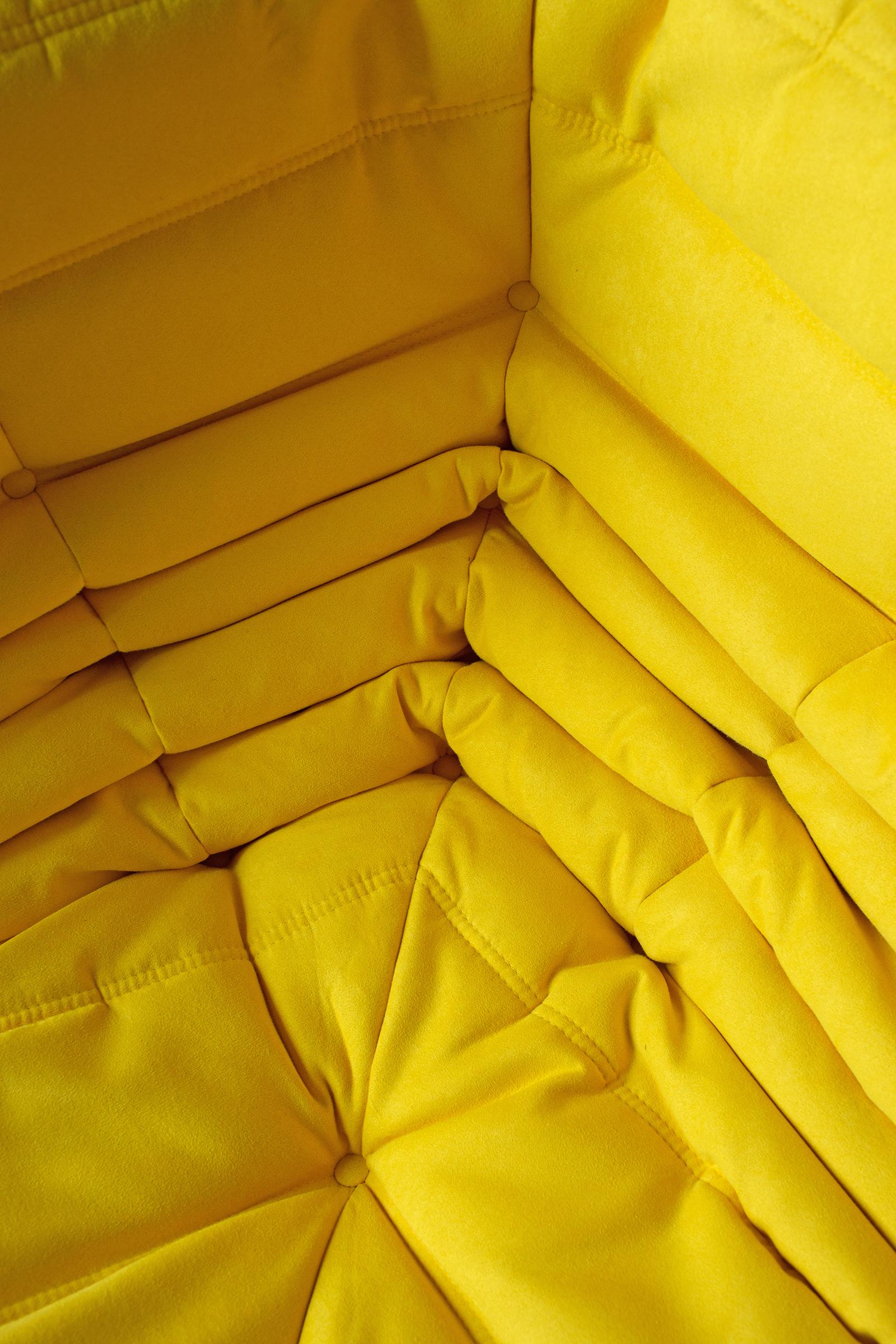 Togo-Sofa-Set von Michel Ducaroy für Ligne Roset, in gelbem Mikrofaser im Angebot 11