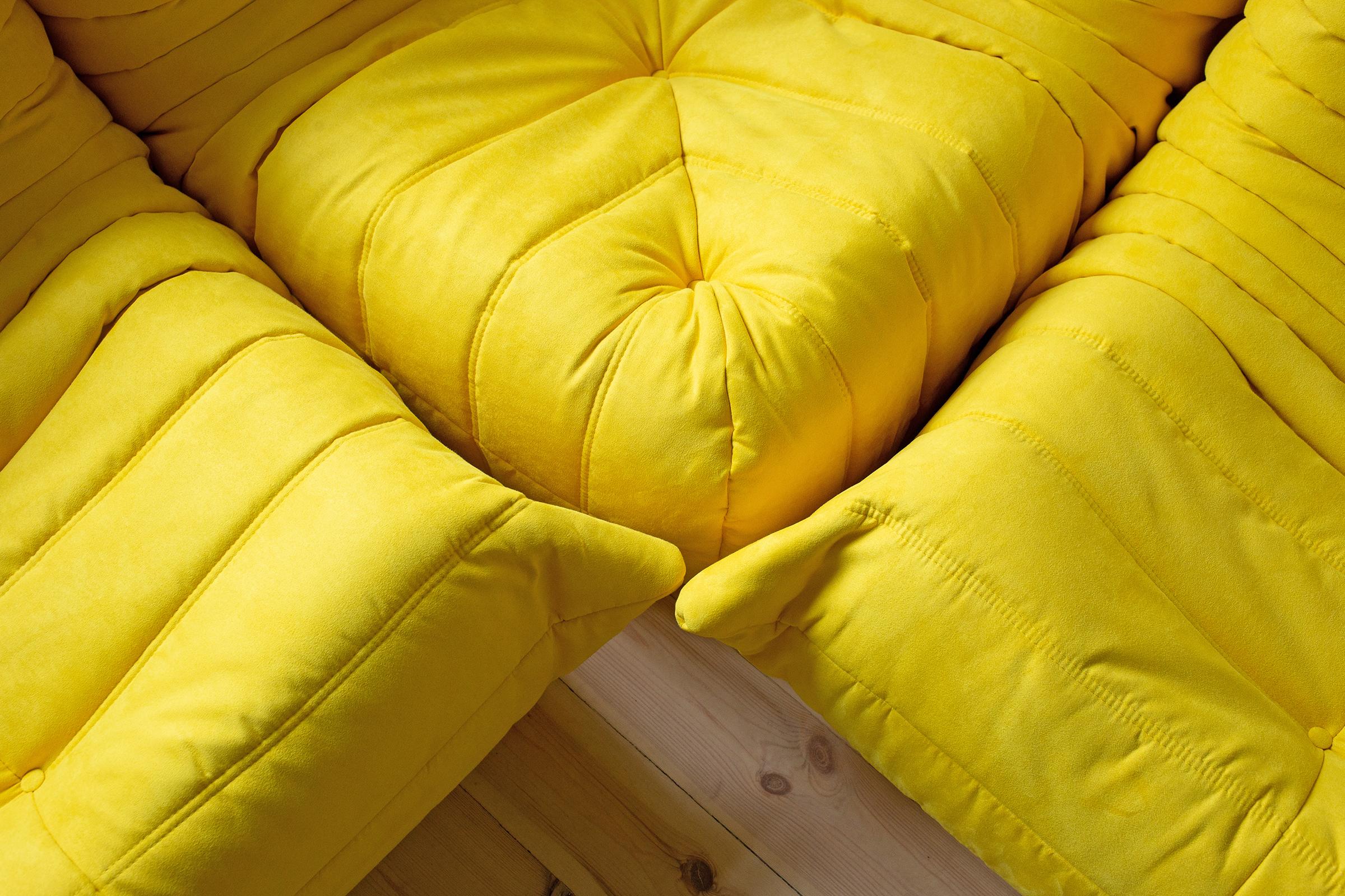 Togo-Sofa-Set von Michel Ducaroy für Ligne Roset, in gelbem Mikrofaser (Moderne der Mitte des Jahrhunderts) im Angebot