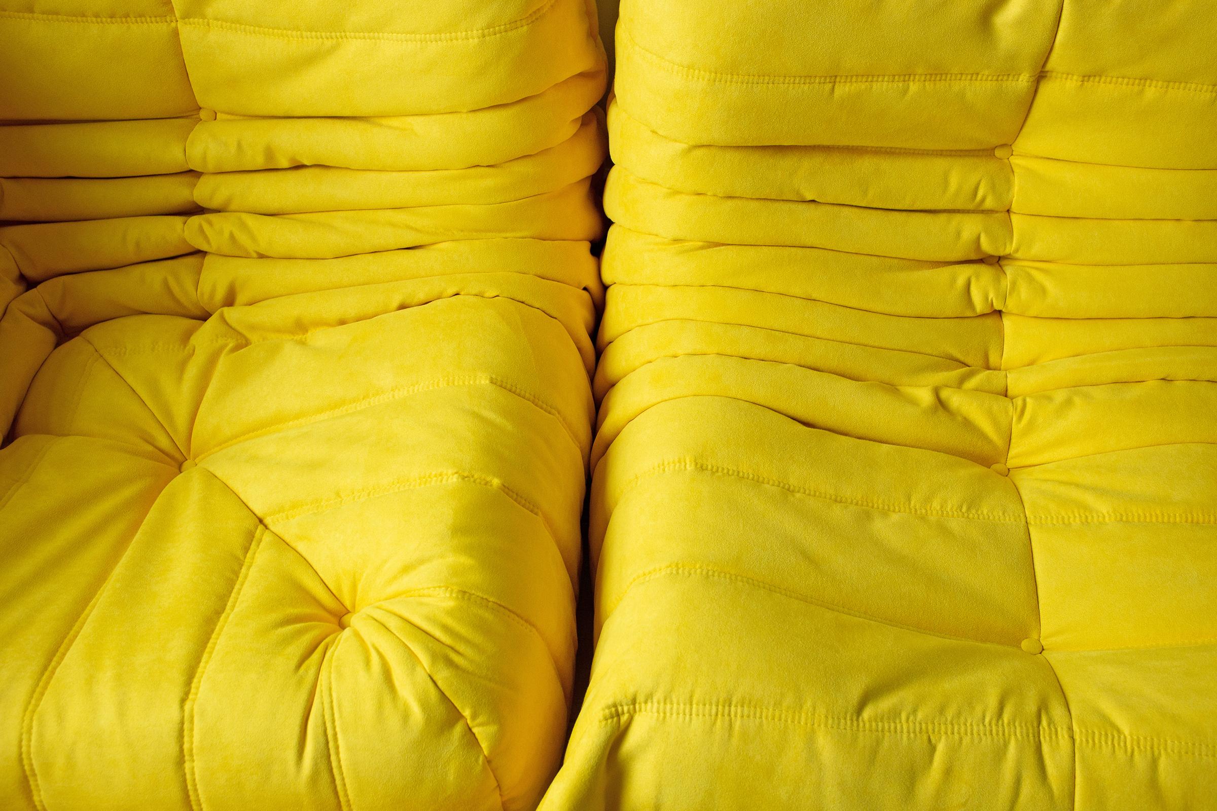 Togo-Sofa-Set von Michel Ducaroy für Ligne Roset, in gelbem Mikrofaser (Französisch) im Angebot