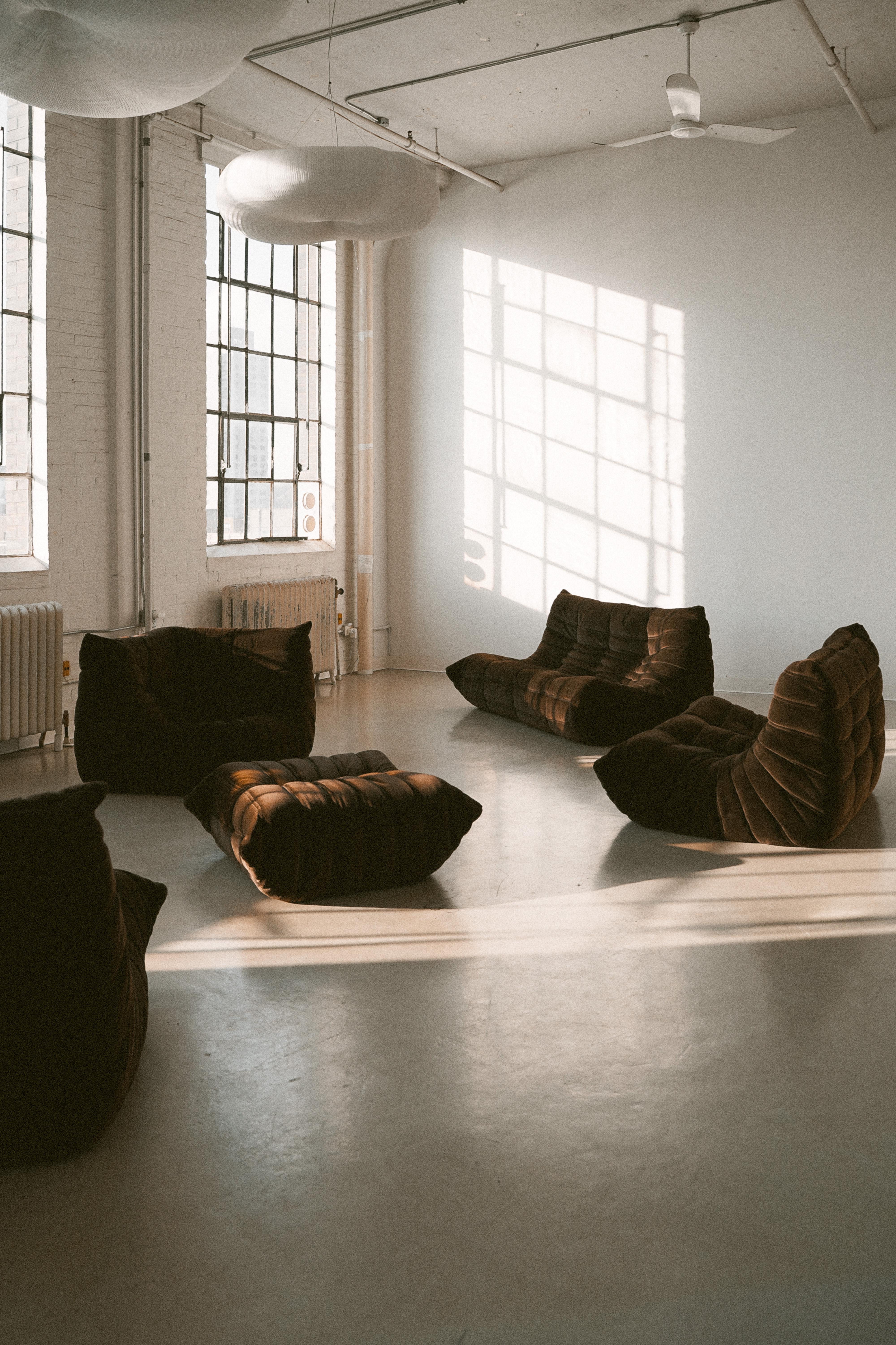 Togo-Sofa-Set in Schokoladenbraun von Michel Ducaroy für AirBorne/Arconas (Ligne Roset) (Moderne der Mitte des Jahrhunderts) im Angebot