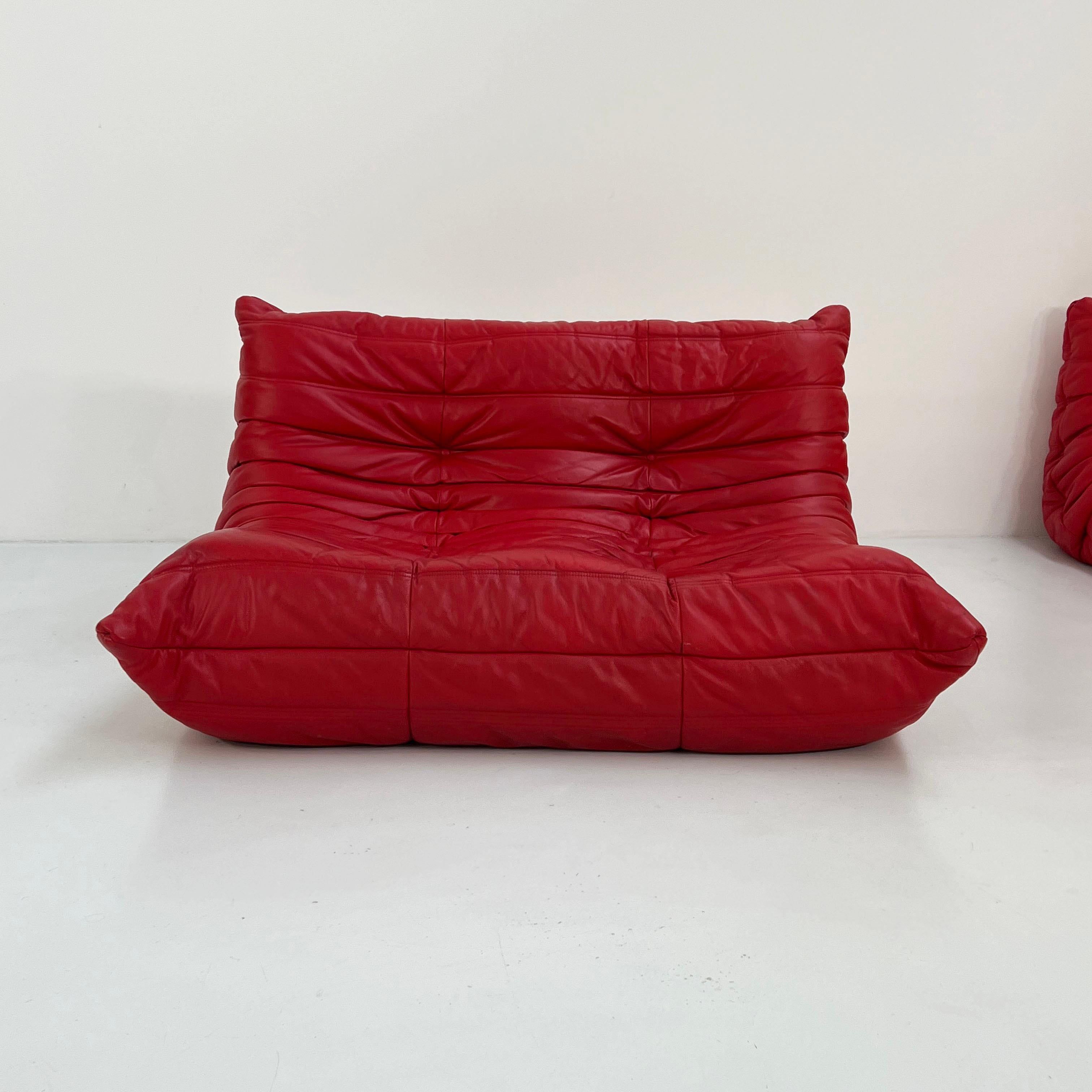 Togo Sofa Set in Red Leather by Michel Ducaroy for Ligne Roset, 1970s In Good Condition In Ixelles, Bruxelles