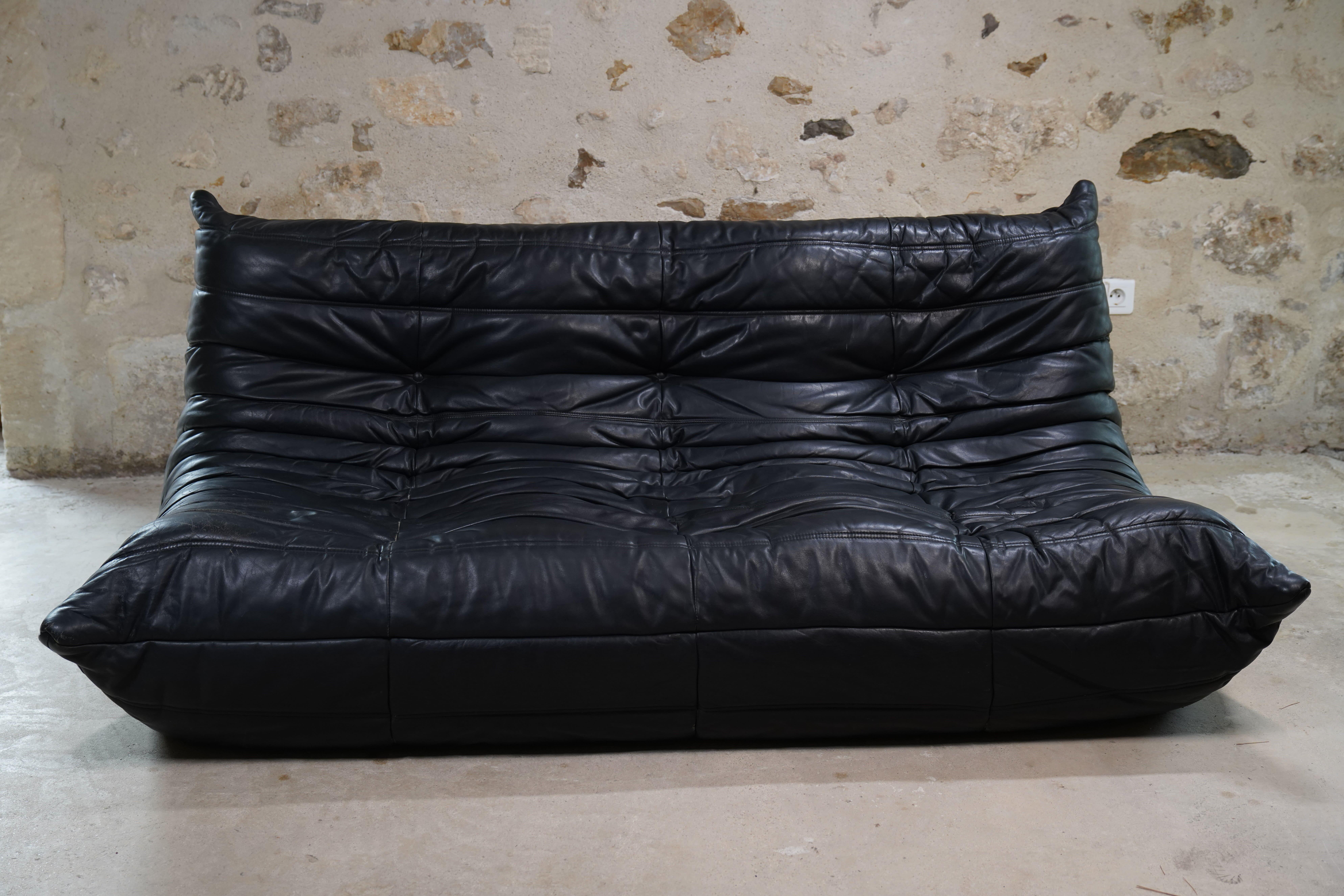 Gorgeous 3-seater Togo sofa in black leather designed by Michel Ducaroy for Ligne Roset from 1998.

Designer Michel Ducaroy drew inspiration for the Togo's design from an aluminum toothpaste tube noticing it “folded back on itself like a stovepipe