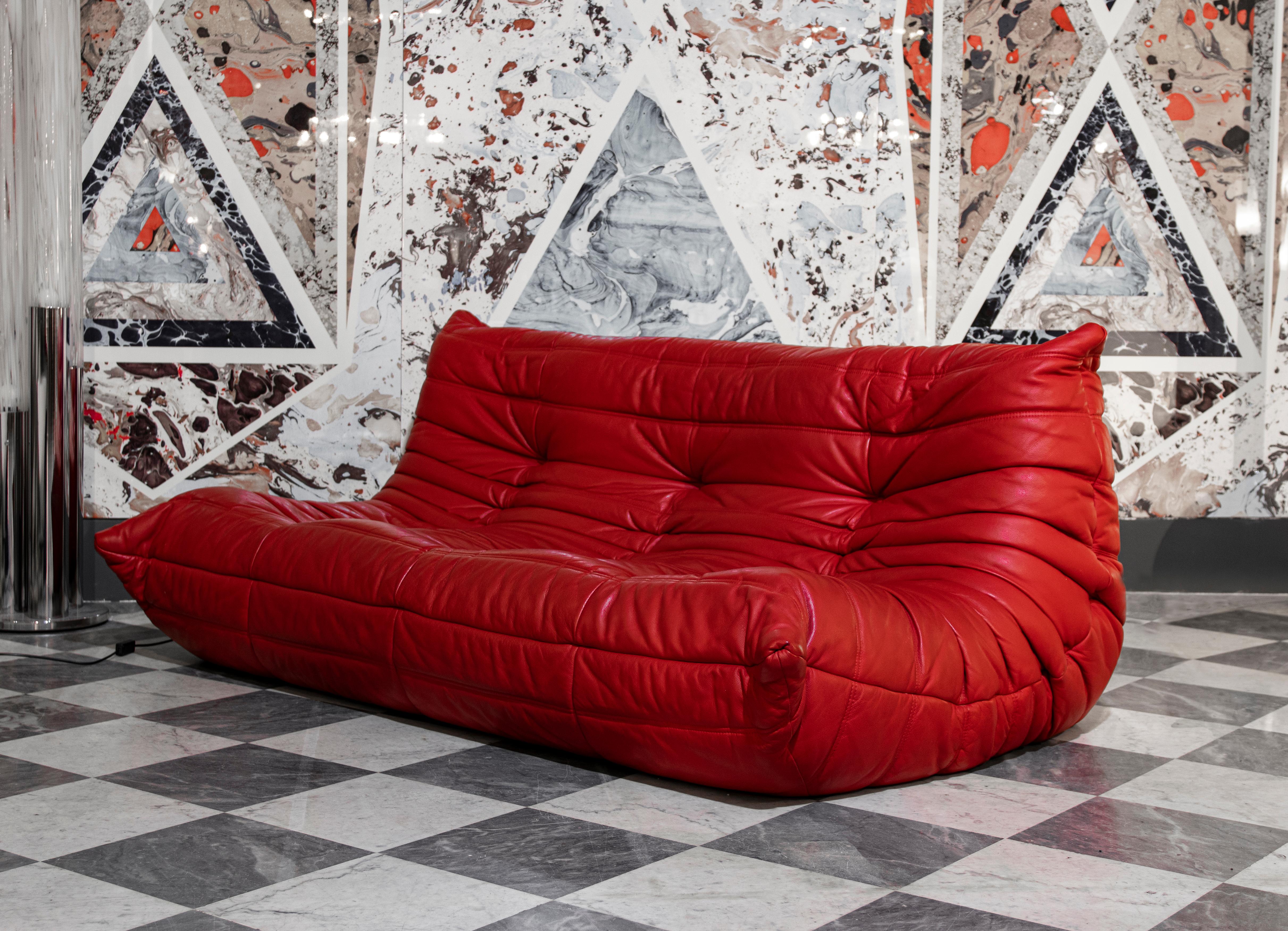 Togo sofa is a rare and sophisticated piece of design furniture realized in the 1970s by Michel Ducaroy (1925-Lion, 2009).

Created for Ligne Roset.

Red leather. Total dimensions: 108 x 102 x 174 cm. Back dimensions: 70 cm.

Excellent