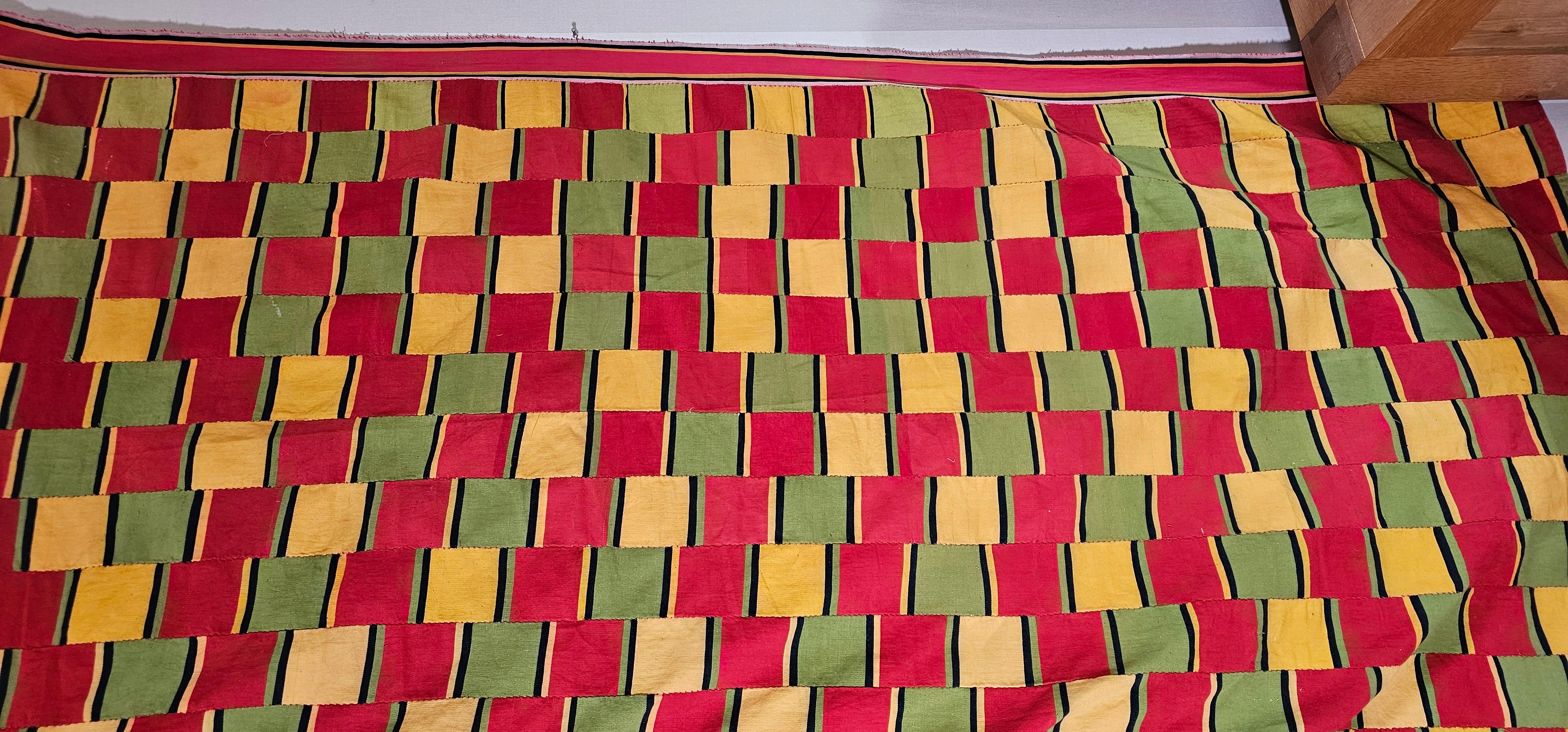 Il s'agit d'une paire de très belles robes royales du peuple Ewe du Togo, en Afrique de l'Ouest. Ces textiles seront portés lors de cérémonies royales telles que les mariages et la naissance des enfants royaux. Tissé à la main à partir de coton filé