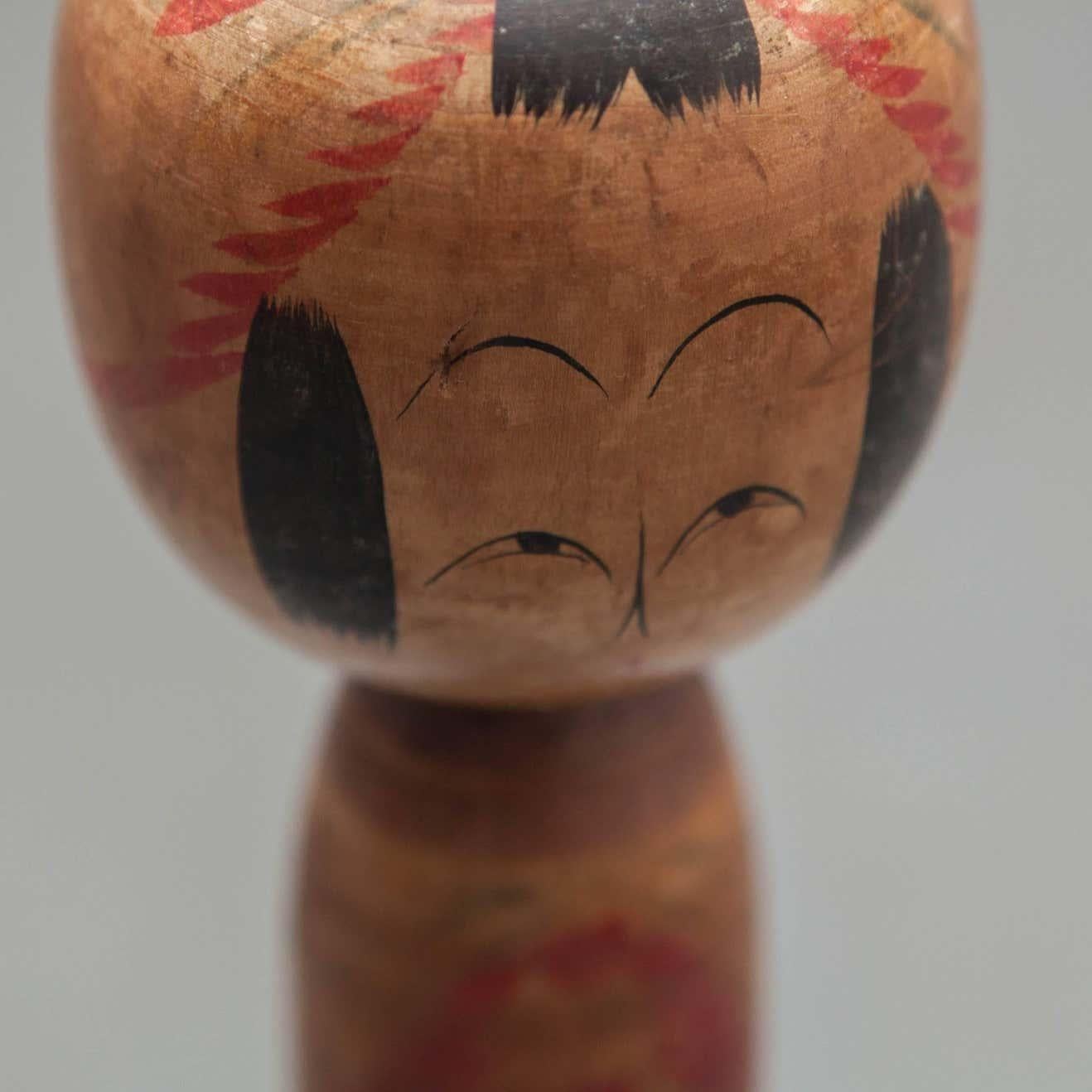 Early 20th Century Tohgatta Kokeshi Doll: Handmade Japanese Artistry & Tradition In Good Condition For Sale In Barcelona, Barcelona