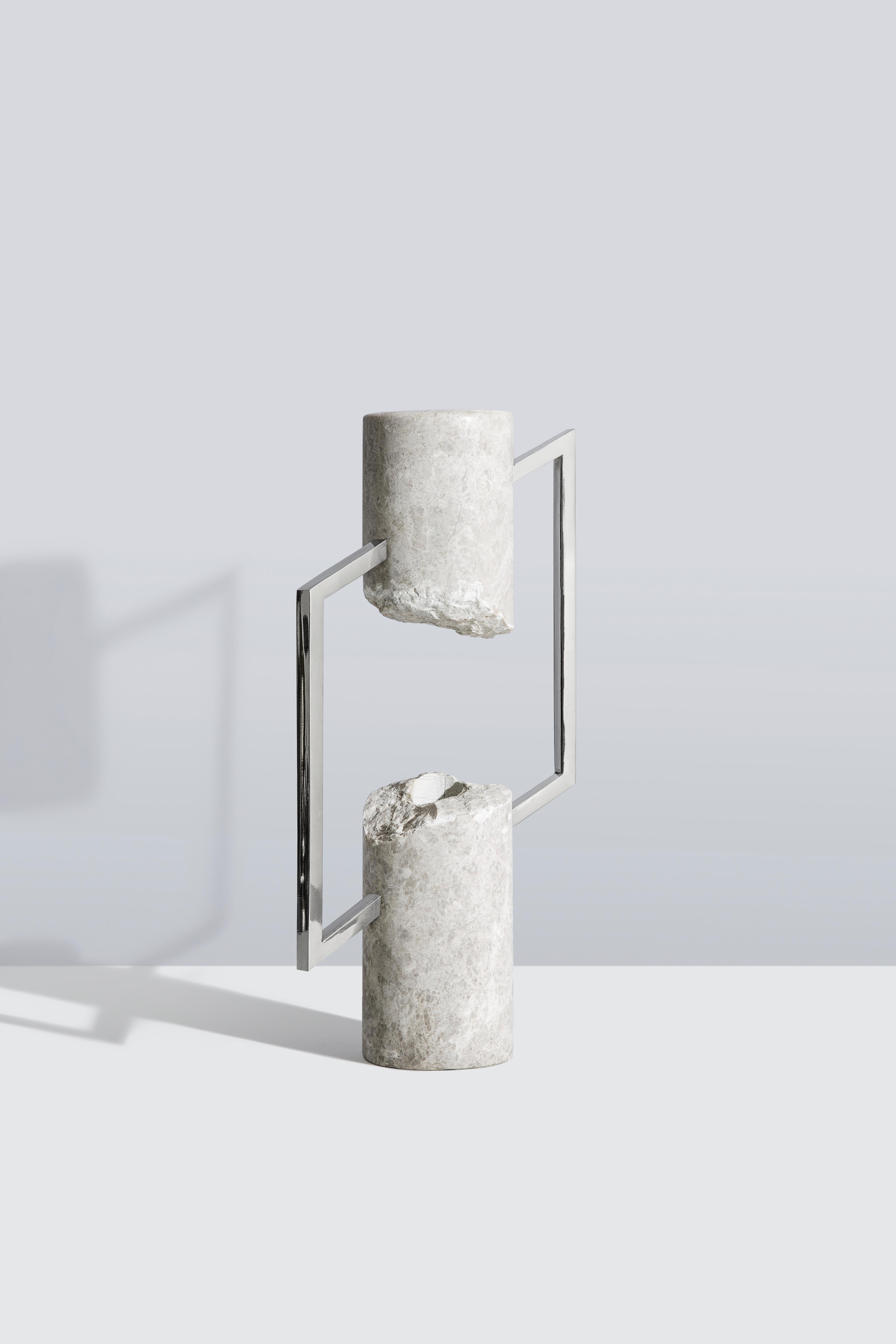 Vase Tohi d'Elham Nejati
Dimensions : Ø 19 x H 34 cm.
Matériaux : Marbre noir, marbre blanc, laiton, acier inoxydable.

Elham Nejati :
