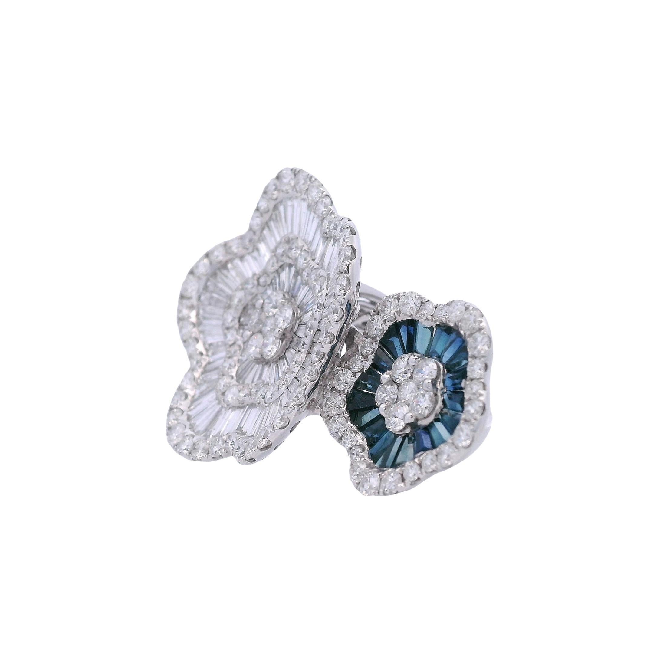 Taille baguette Toi et Moi Bague fleur en or blanc 18kt avec 9.1 CTW en diamants et saphirs en vente