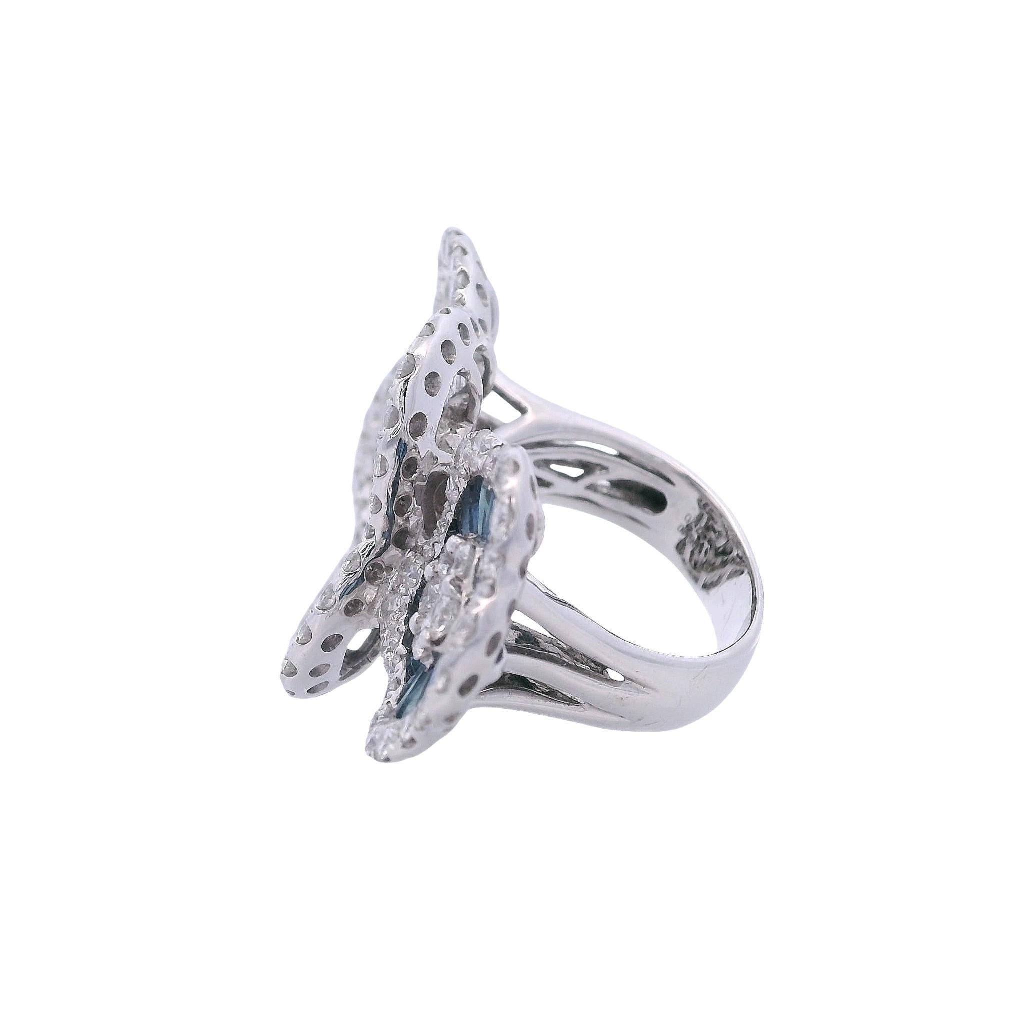 Toi et Moi Bague fleur en or blanc 18kt avec 9.1 CTW en diamants et saphirs Bon état - En vente à Aventura, FL