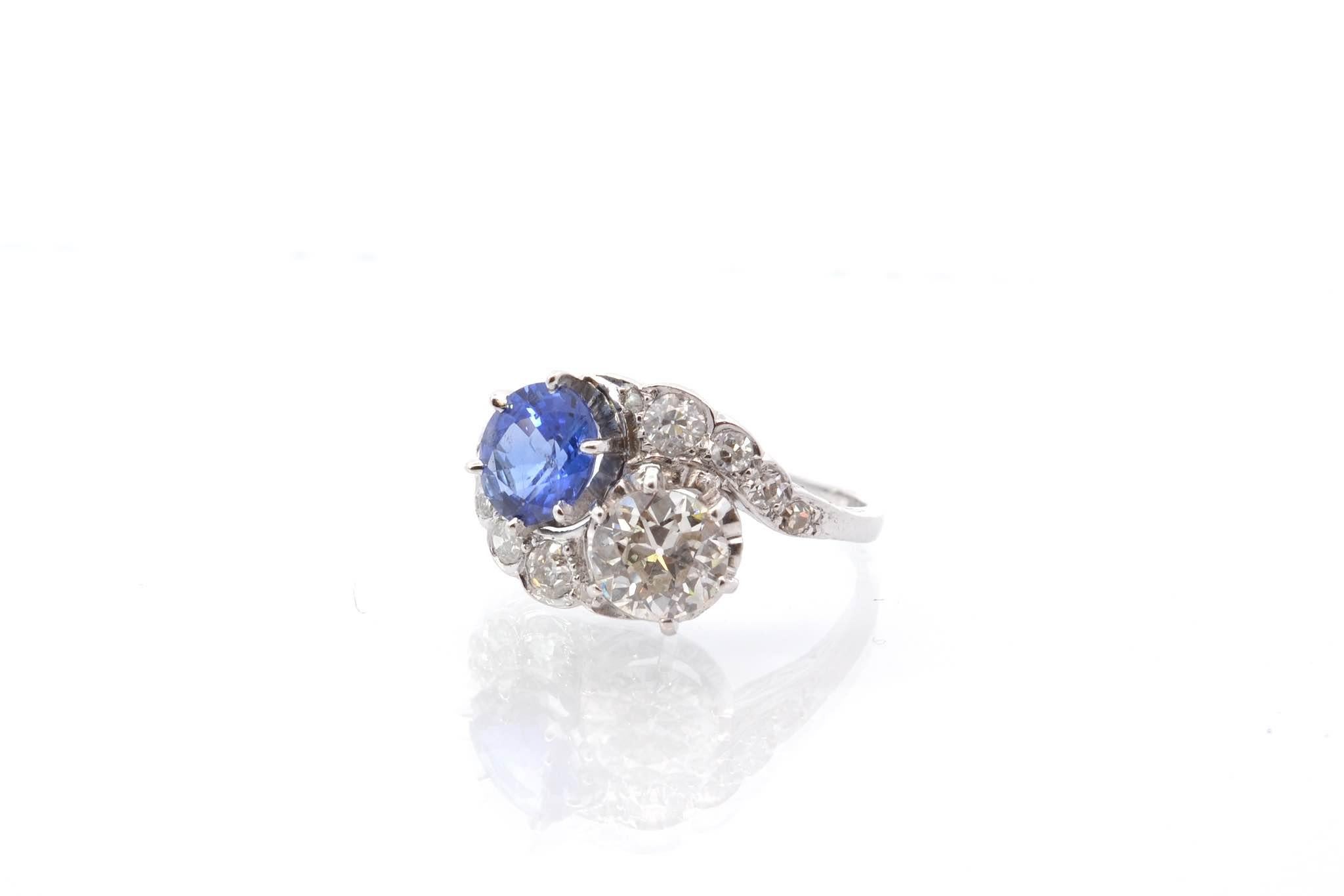Toi et Moi  1900 ring with diamonds and sapphire in platinum In Good Condition For Sale In PARIS, FR