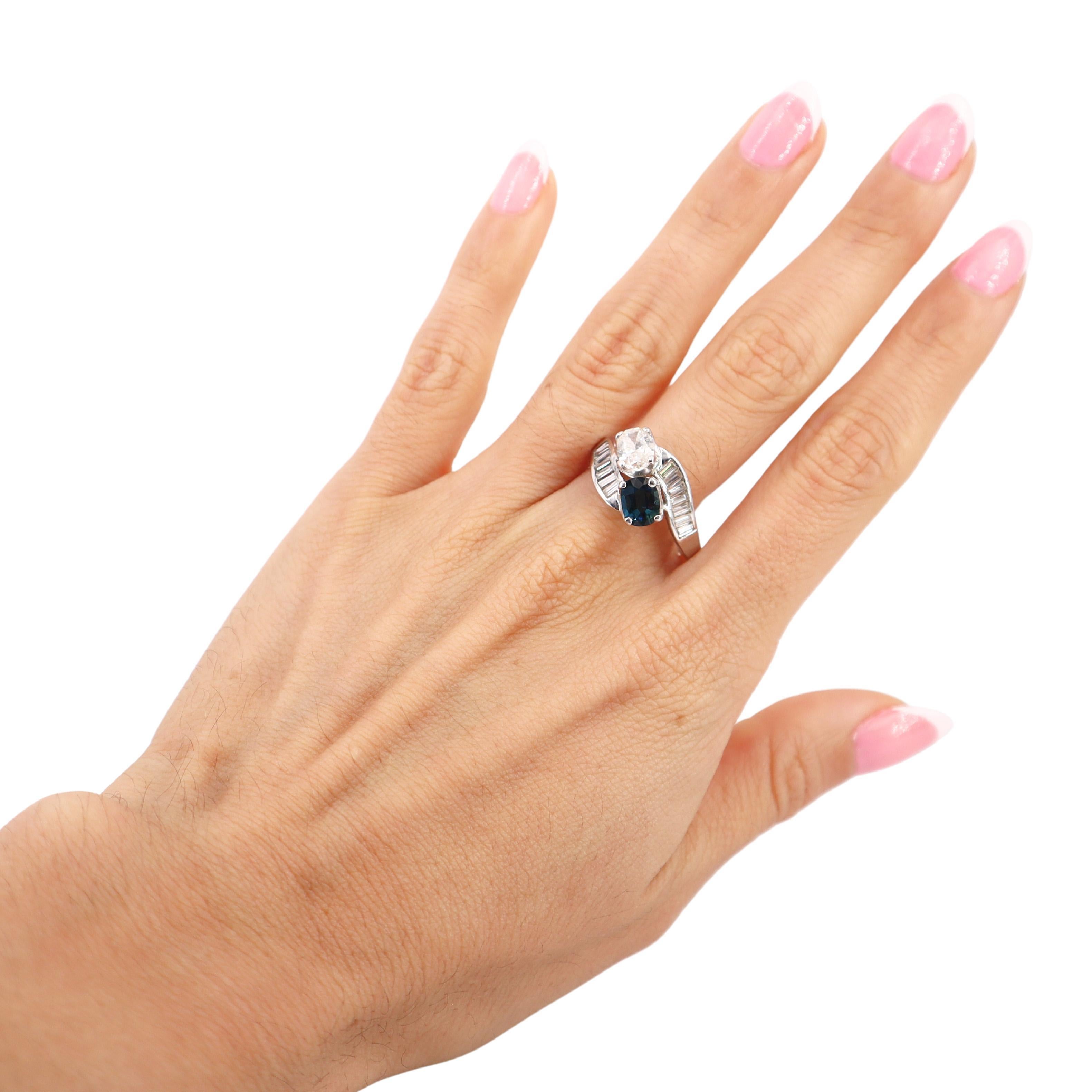 CIRCA GLI ANNI '40, questo squisito anello in platino Art Deco Toi et Moi presenta uno splendido zaffiro blu di forma ovale del peso di circa 2,40 carati. Il colore intenso e vibrante dello zaffiro è abbinato a un diamante ovale di circa 1,00
