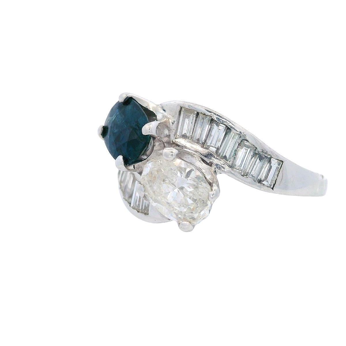Taglio ovale Anello Toi et Moi 1940 in platino con 4,10 CTW di diamanti e zaffiro blu in vendita