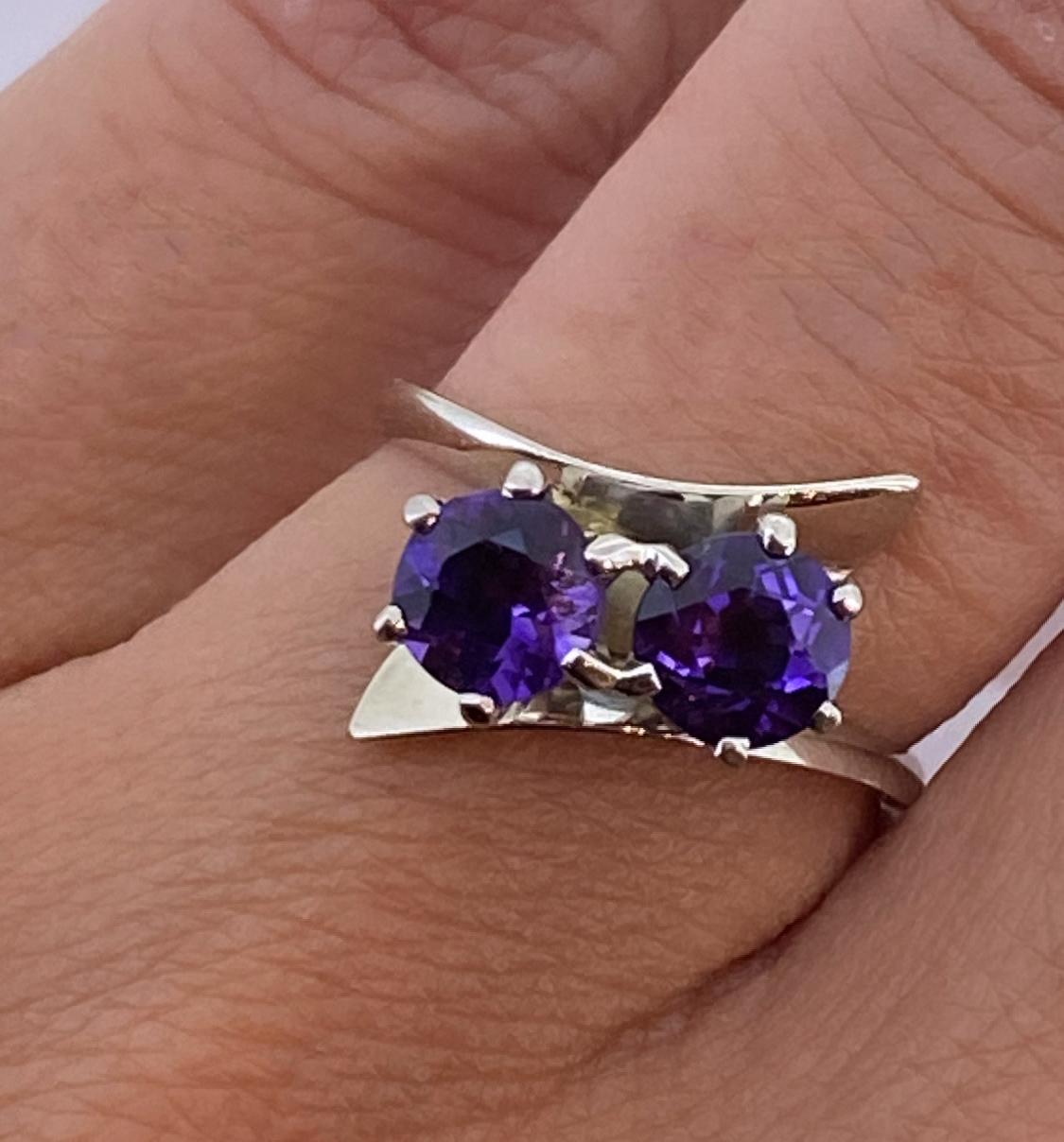 Toi et Moi 2-Stone Amethyst (0.90ct) Engagement Ring in 14K White Gold For Sale 2