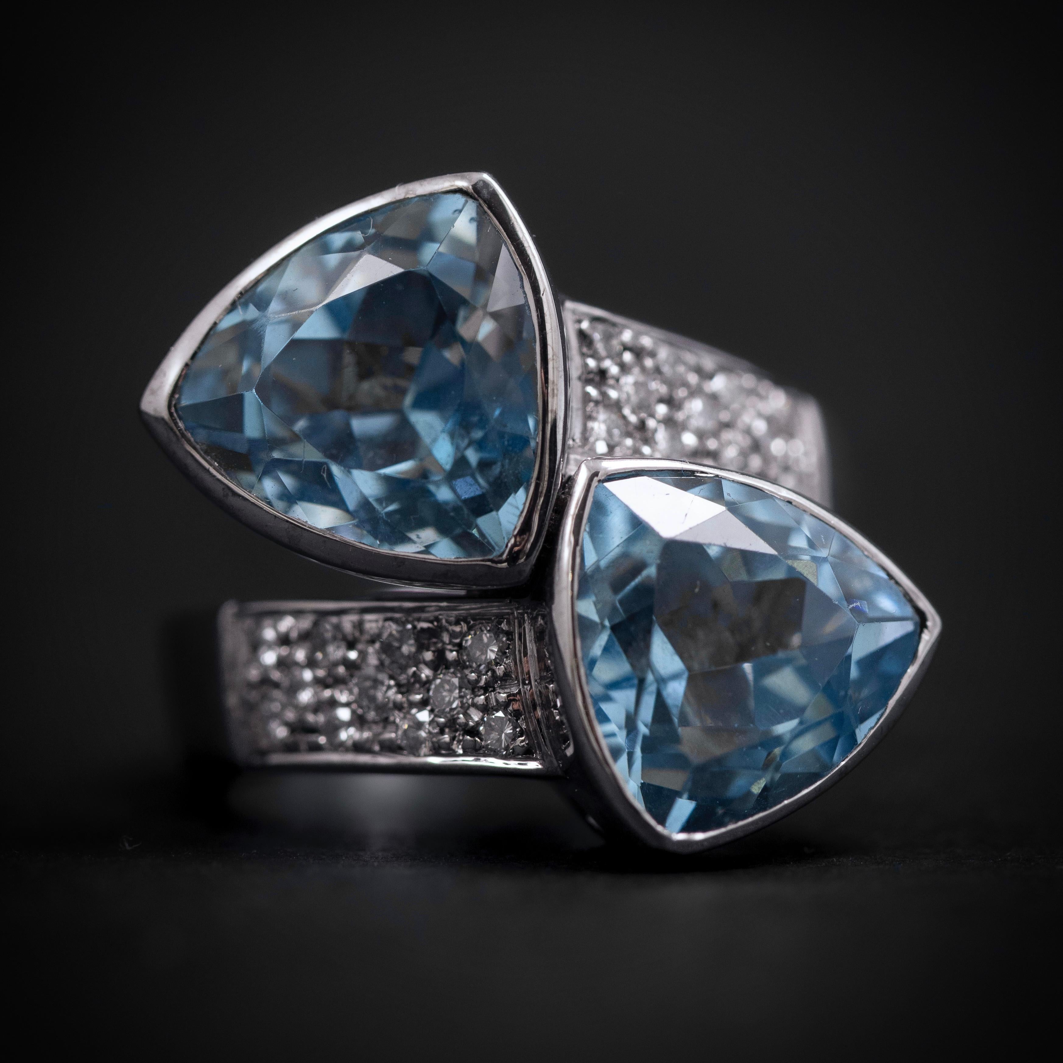 Anello cocktail contemporaneo con topazio blu e diamanti in oro bianco 19,2 carati, portoghese. Una reinterpretazione straordinariamente moderna della romantica forma toi-et-moi, questo anello portoghese abbina la geometria alla brillantezza.
