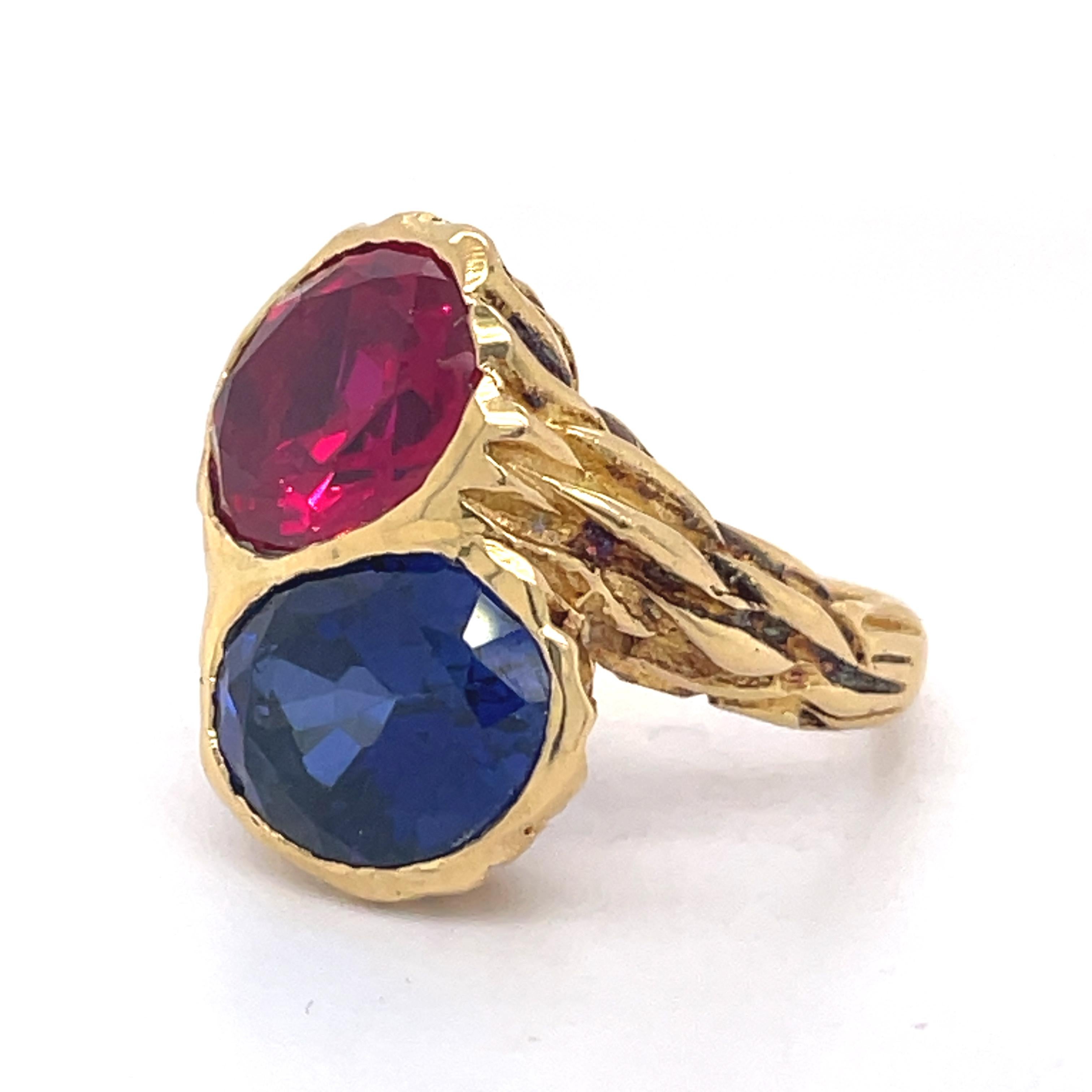 Modern Toi Et Moi Cocktail Engagement Ring - Synthetic Ruby & Sapphire, 18K Yellow gold For Sale
