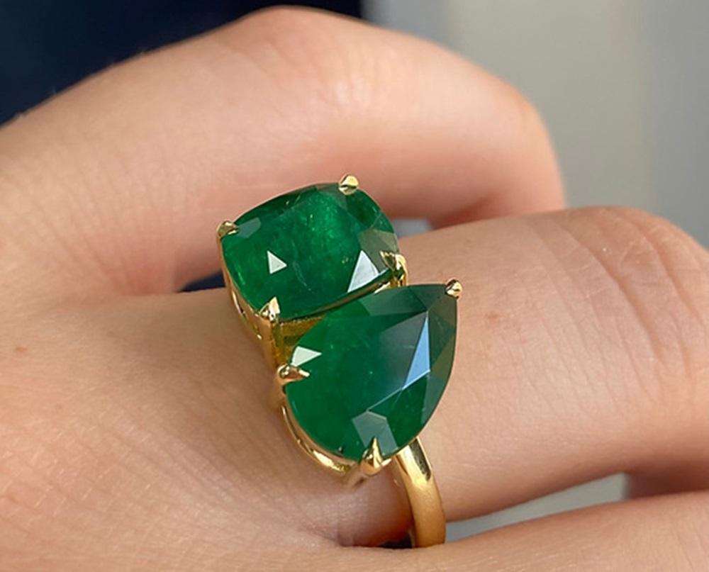 Toi Et Moi Emerald Ring 5.26 CT In New Condition For Sale In New York, NY