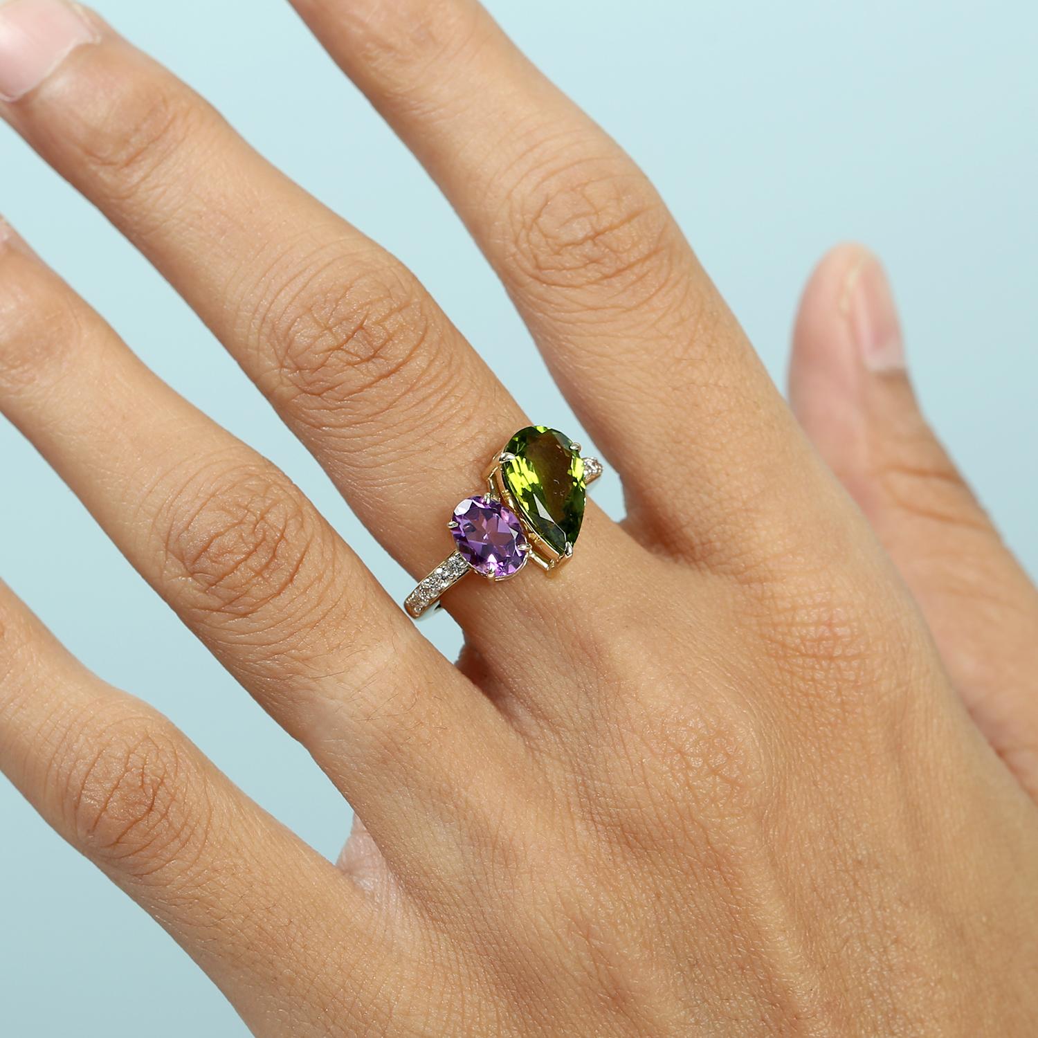 Questo sorprendente anello Toi Et Moi abbina una tormalina verde brillante a una ricca ametista viola, che simboleggia armonia e connessione. Accentuato da una delicata fila di diamanti, il bracciale in oro 14k offre colore e brillantezza in una