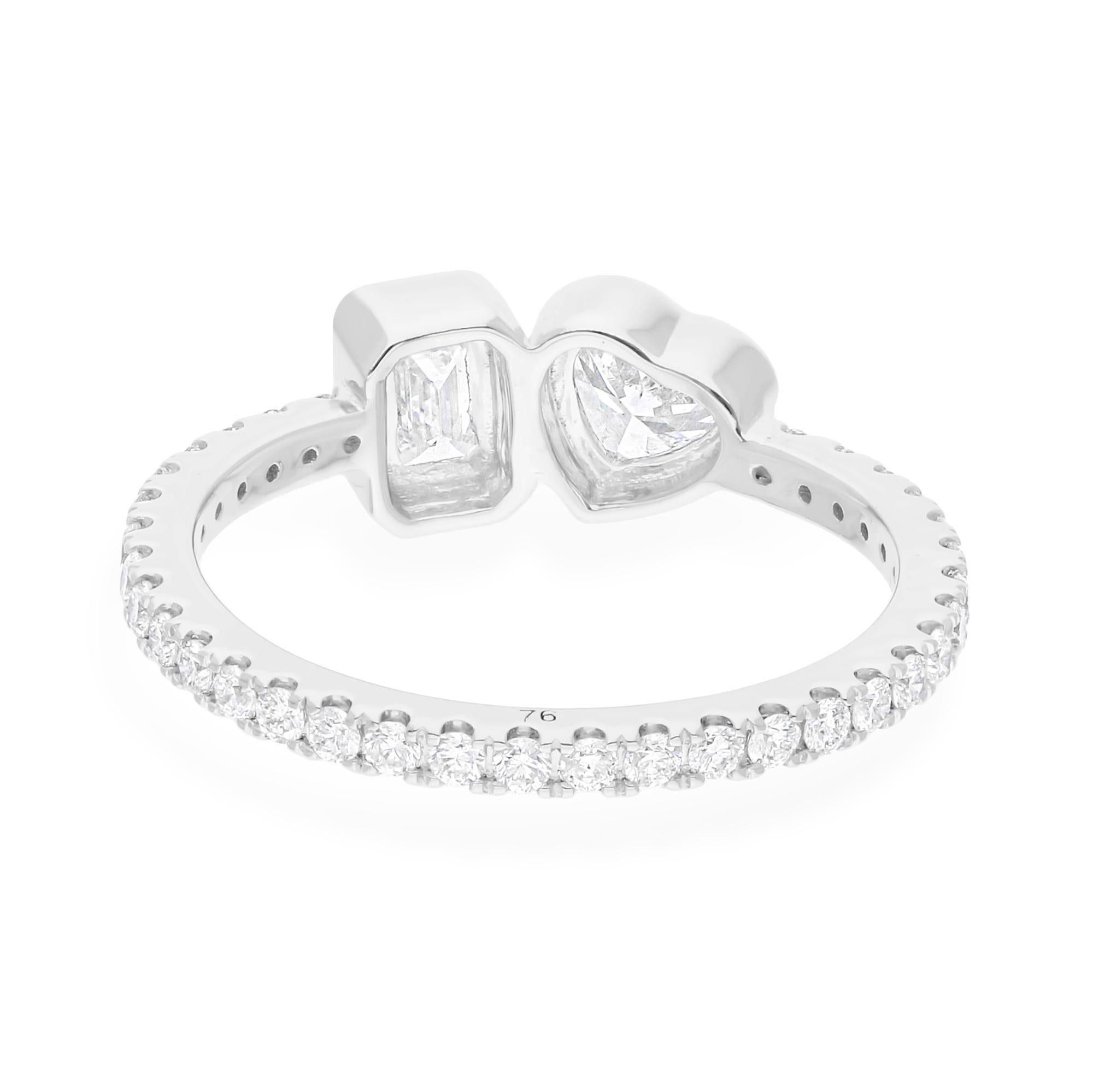 Bague de fiançailles Toi et Moi diamant en forme de cœur et taille émeraude Or blanc 18 carats Conçue avec deux formes de diamants distinctes - un diamant en forme de cœur symbolisant l'amour et un diamant taille émeraude représentant la clarté et