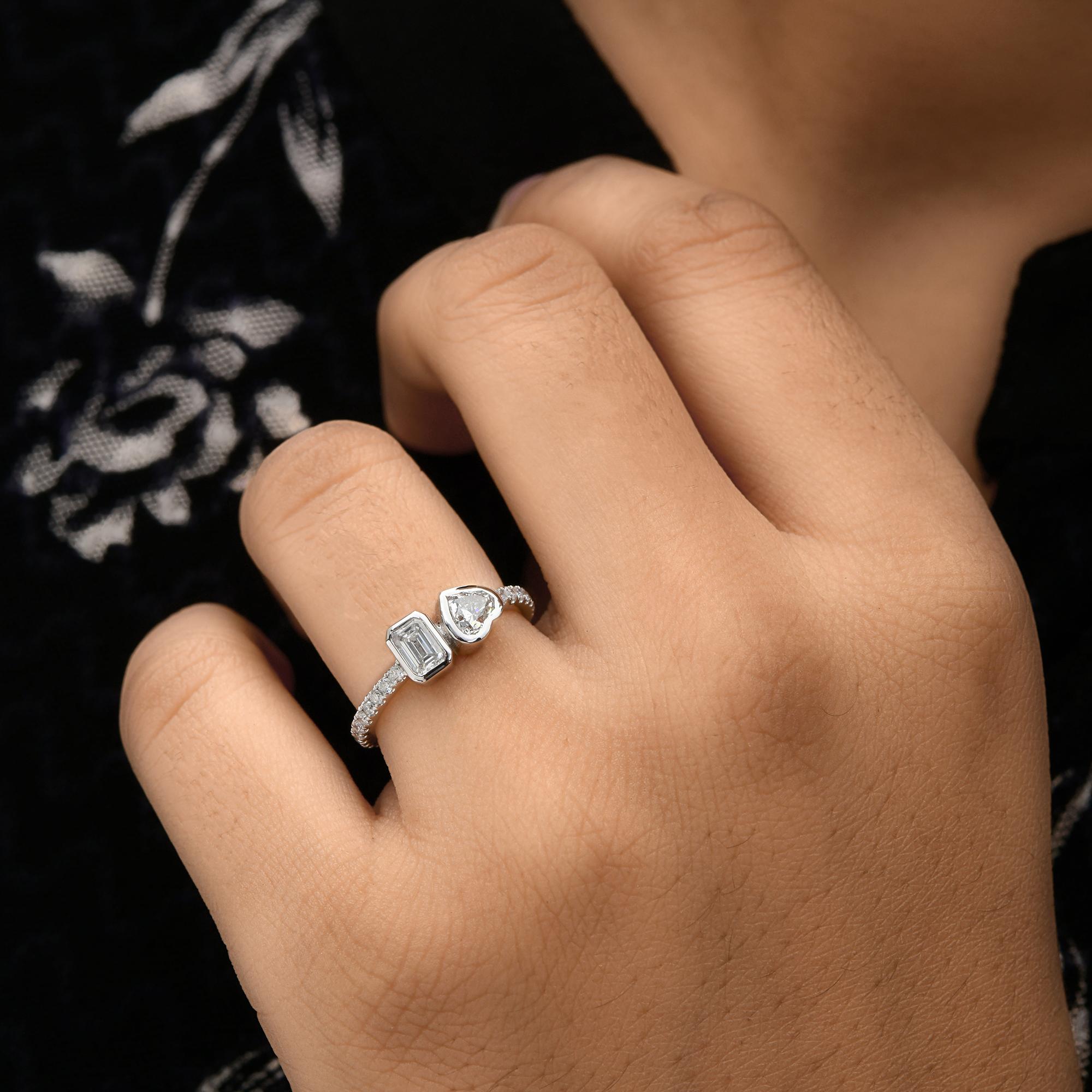 Bague de fiançailles Toi et Moi, cœur et diamant taille émeraude, or blanc 18 carats Neuf - En vente à Diera, Dubai