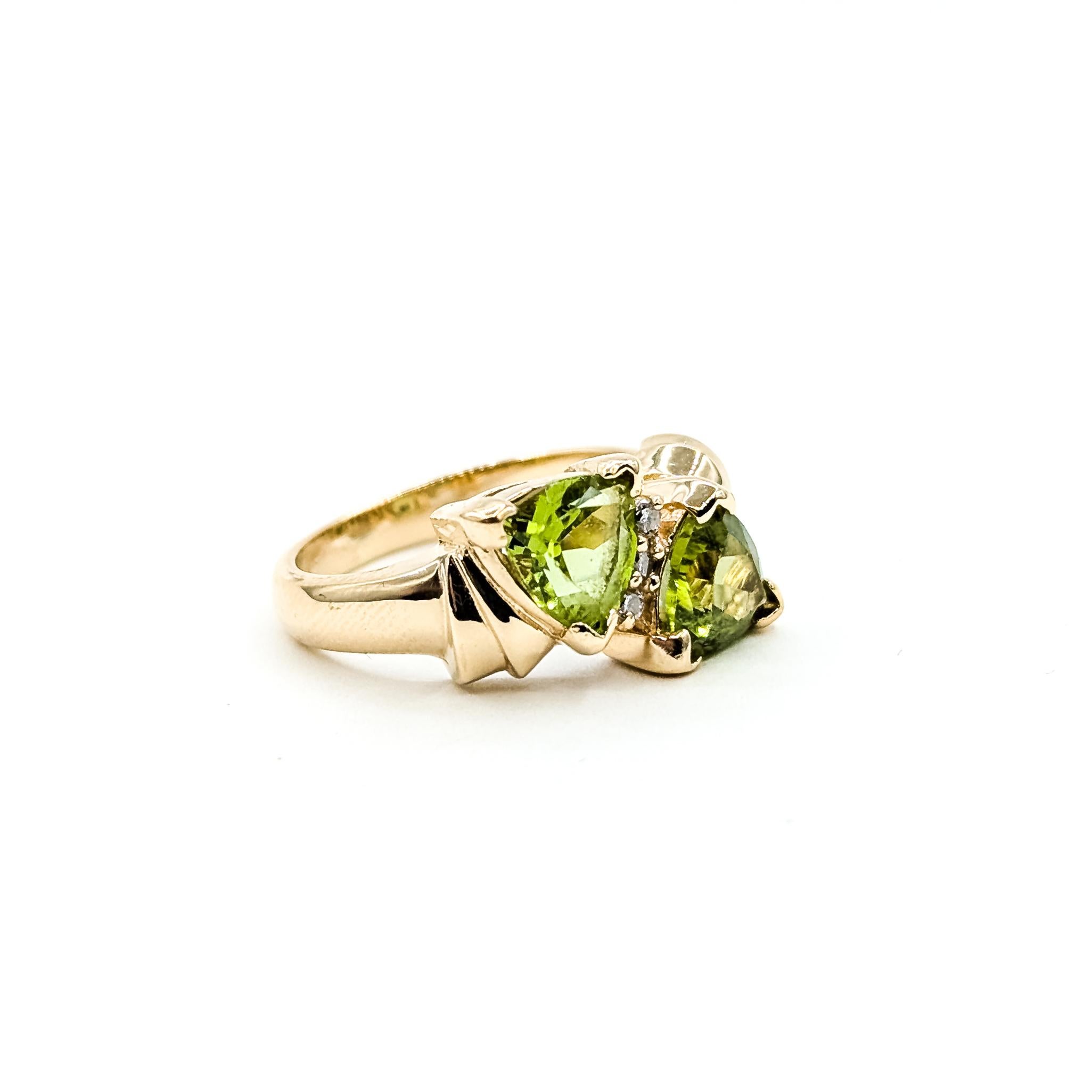 Toi et Moi Peridot & Diamant Ring in 14k

Dieser Ring ist aus 14-karätigem Gelbgold gefertigt und mit einem Peridot in Zackenfassung versehen, der in einem klassischen Toi et Moi-Design angeordnet ist. Die Peridots haben insgesamt 2,20 ct und zeigen