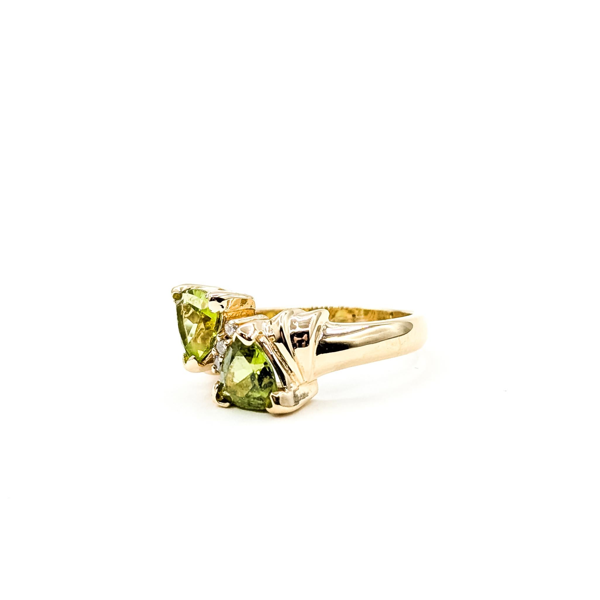Toi et Moi Peridot & Diamond Ring in 14k (Zeitgenössisch) im Angebot