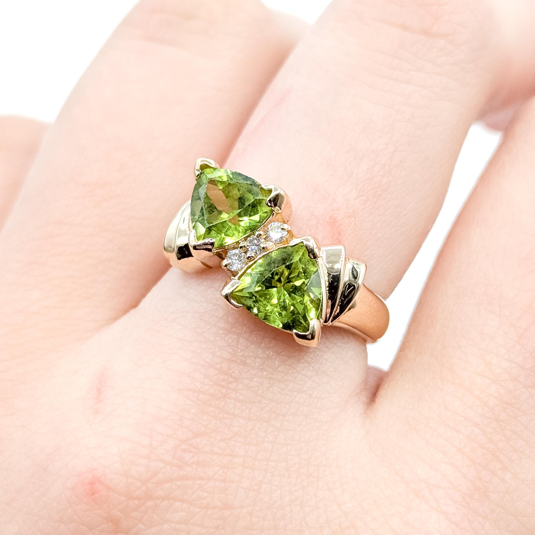 Toi et Moi Peridot & Diamond Ring in 14k (Trillionschliff) im Angebot