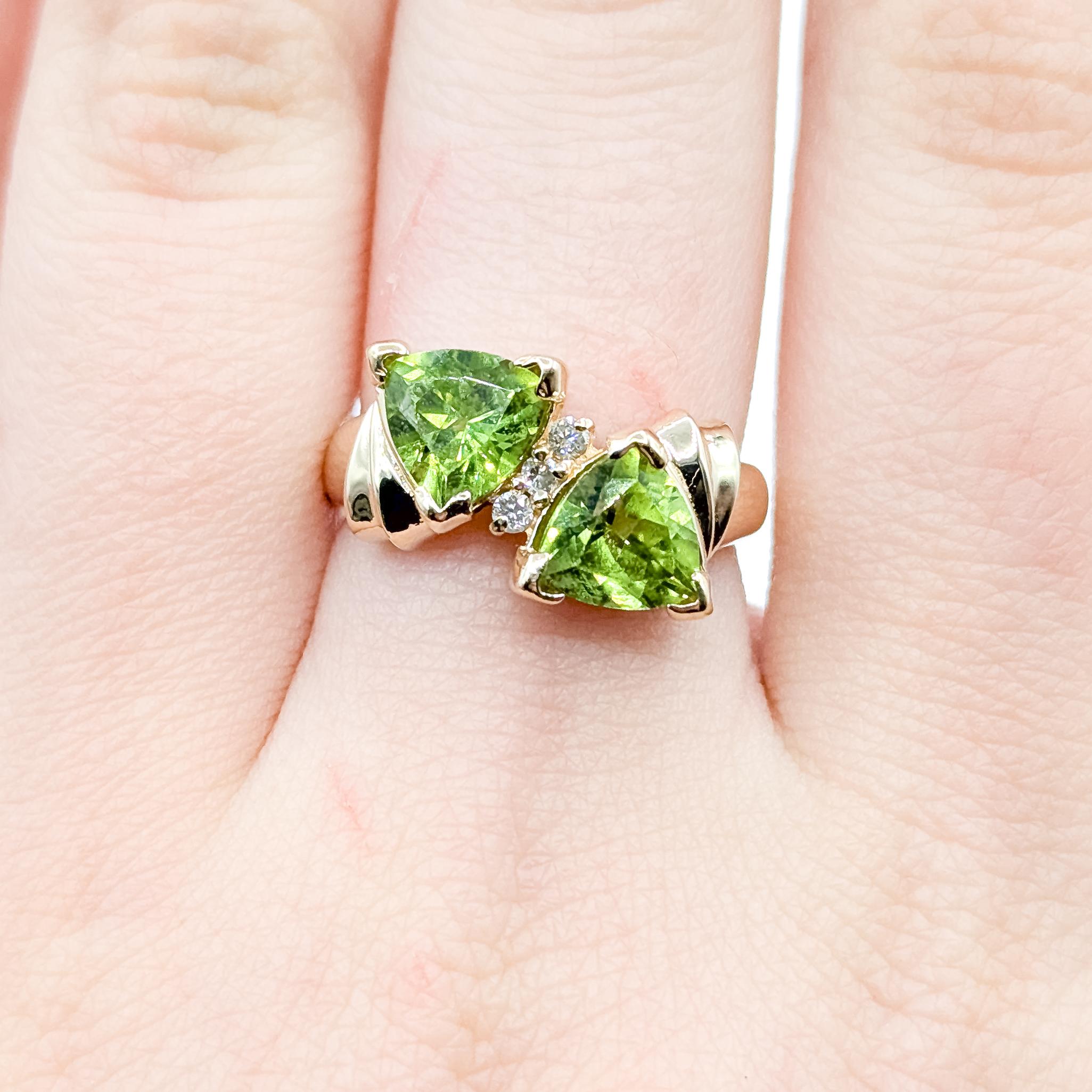 Toi et Moi Peridot & Diamond Ring in 14k im Zustand „Hervorragend“ im Angebot in Bloomington, MN