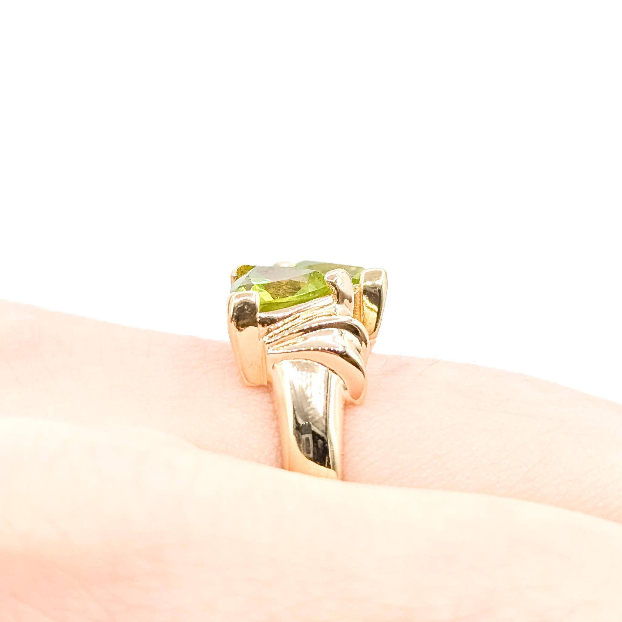 Toi et Moi Peridot & Diamond Ring in 14k Damen im Angebot
