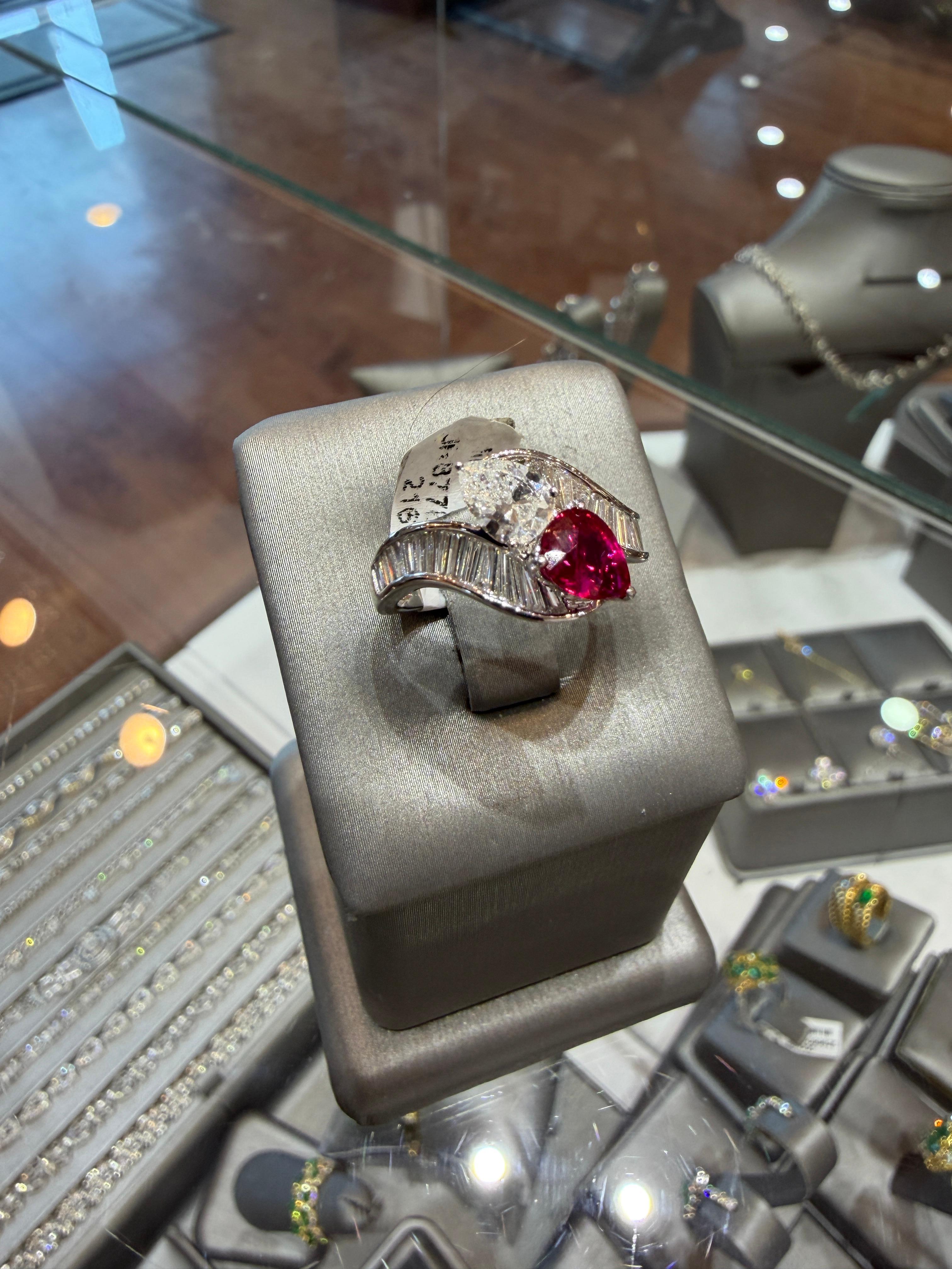 Anello Toi et Moi Rubino naturale senza calore del Mozambico 1,02ct e 1,31ct Diamante in oro 18K in vendita 5