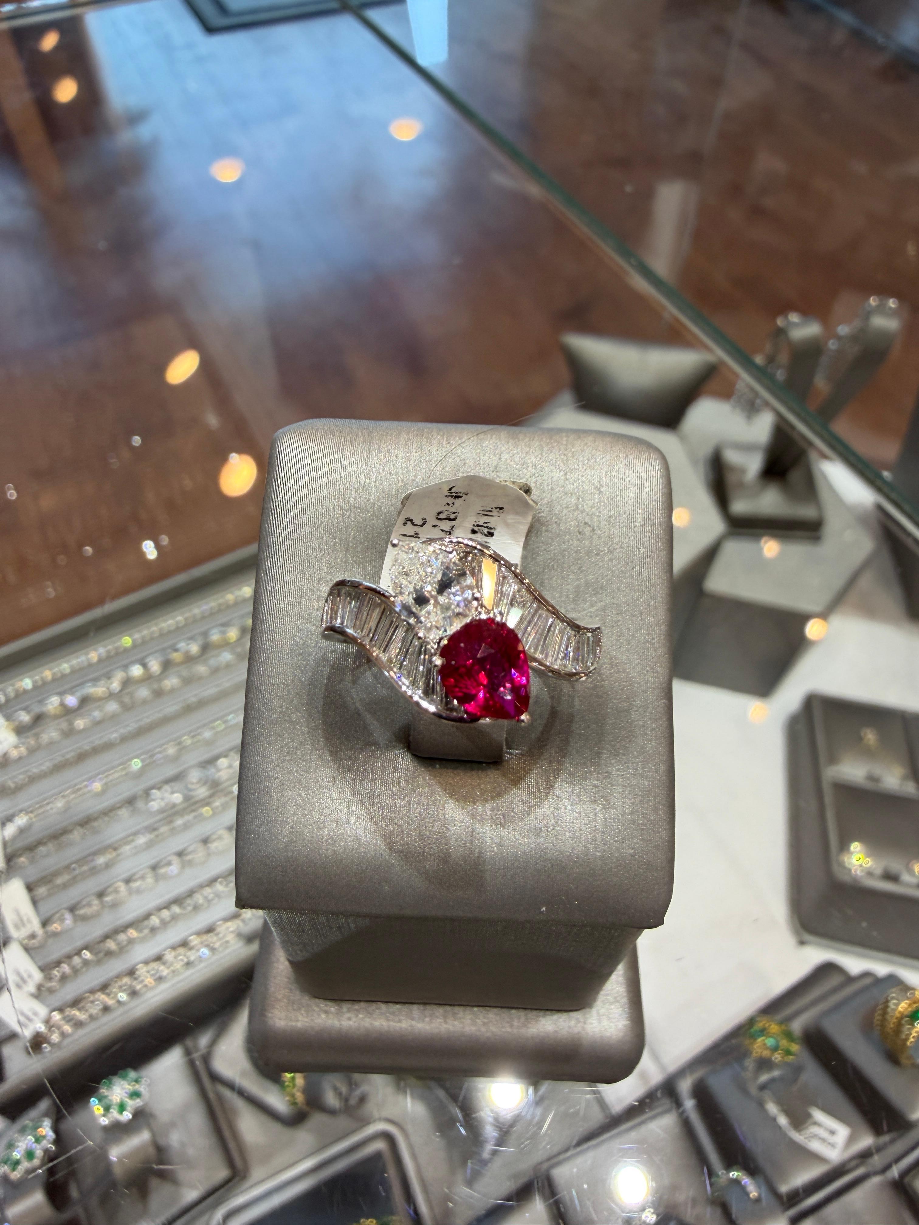 Anello Toi et Moi Rubino naturale senza calore del Mozambico 1,02ct e 1,31ct Diamante in oro 18K in vendita 6