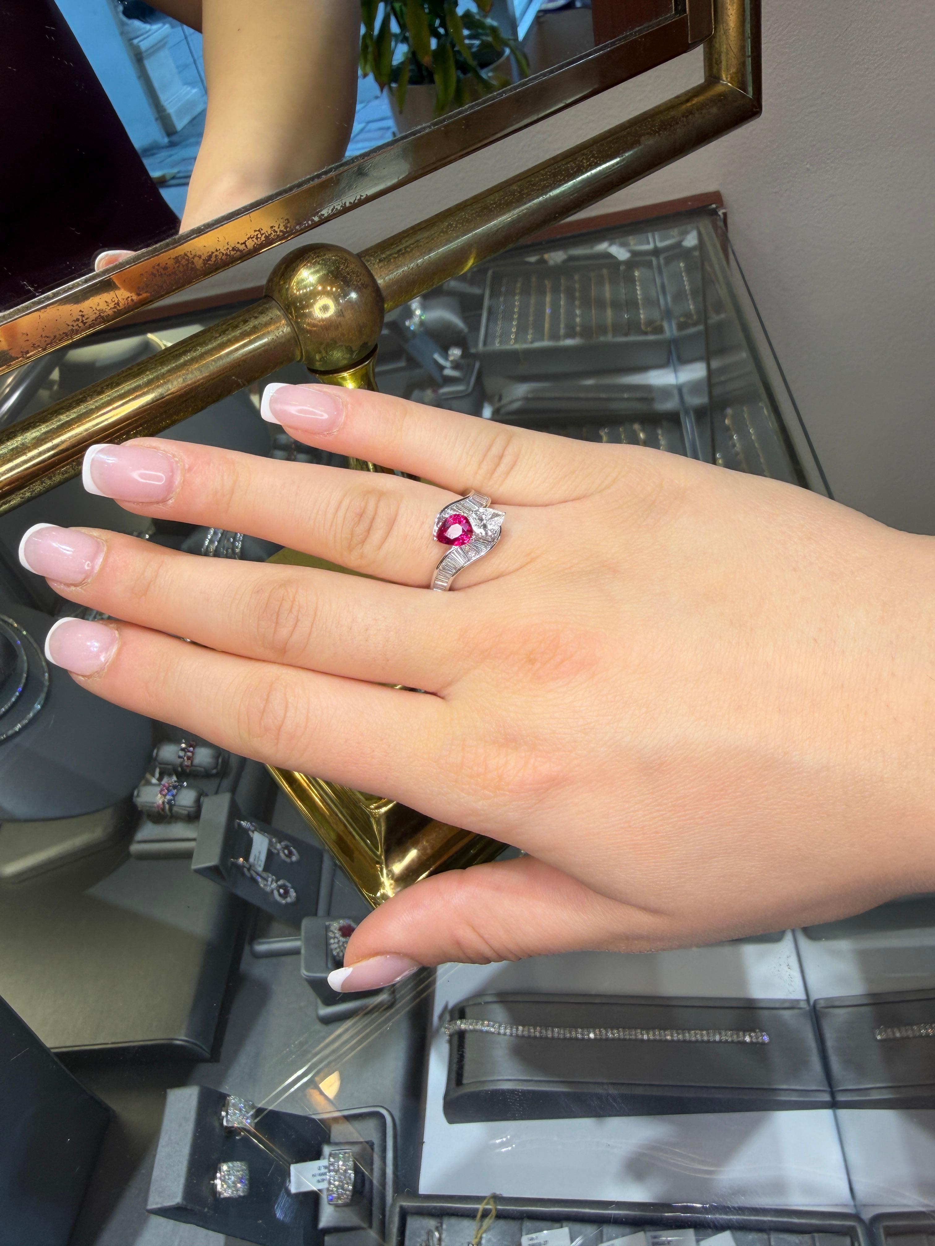 Moderno Anello Toi et Moi Rubino naturale senza calore del Mozambico 1,02ct e 1,31ct Diamante in oro 18K in vendita