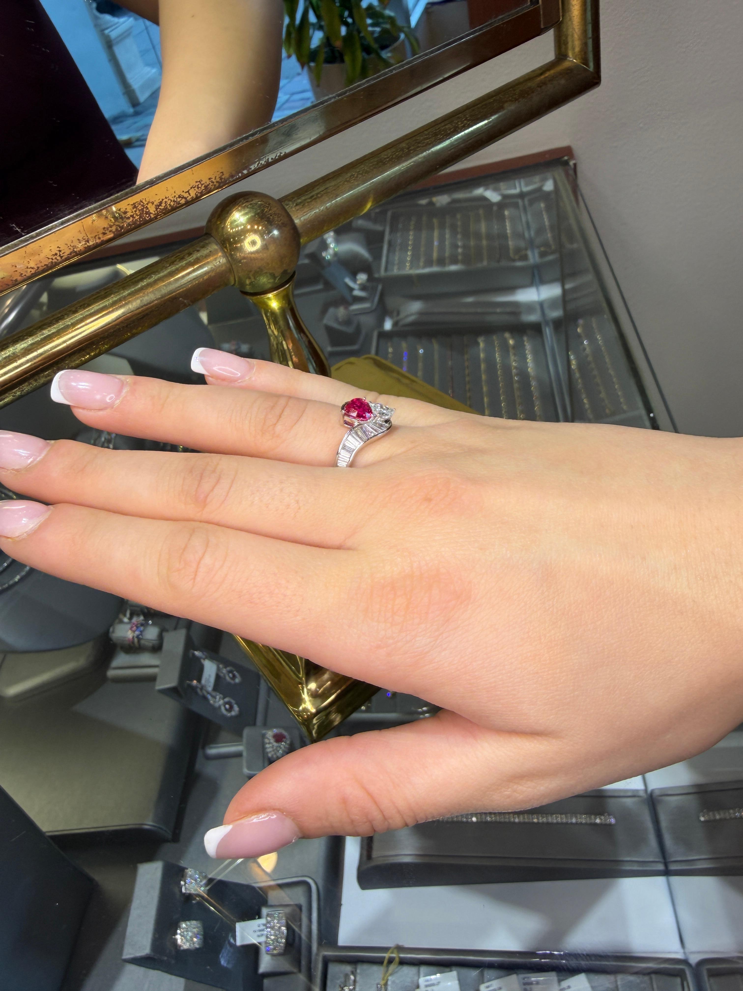 Anello Toi et Moi Rubino naturale senza calore del Mozambico 1,02ct e 1,31ct Diamante in oro 18K In condizioni Nuovo in vendita a Great Neck, NY