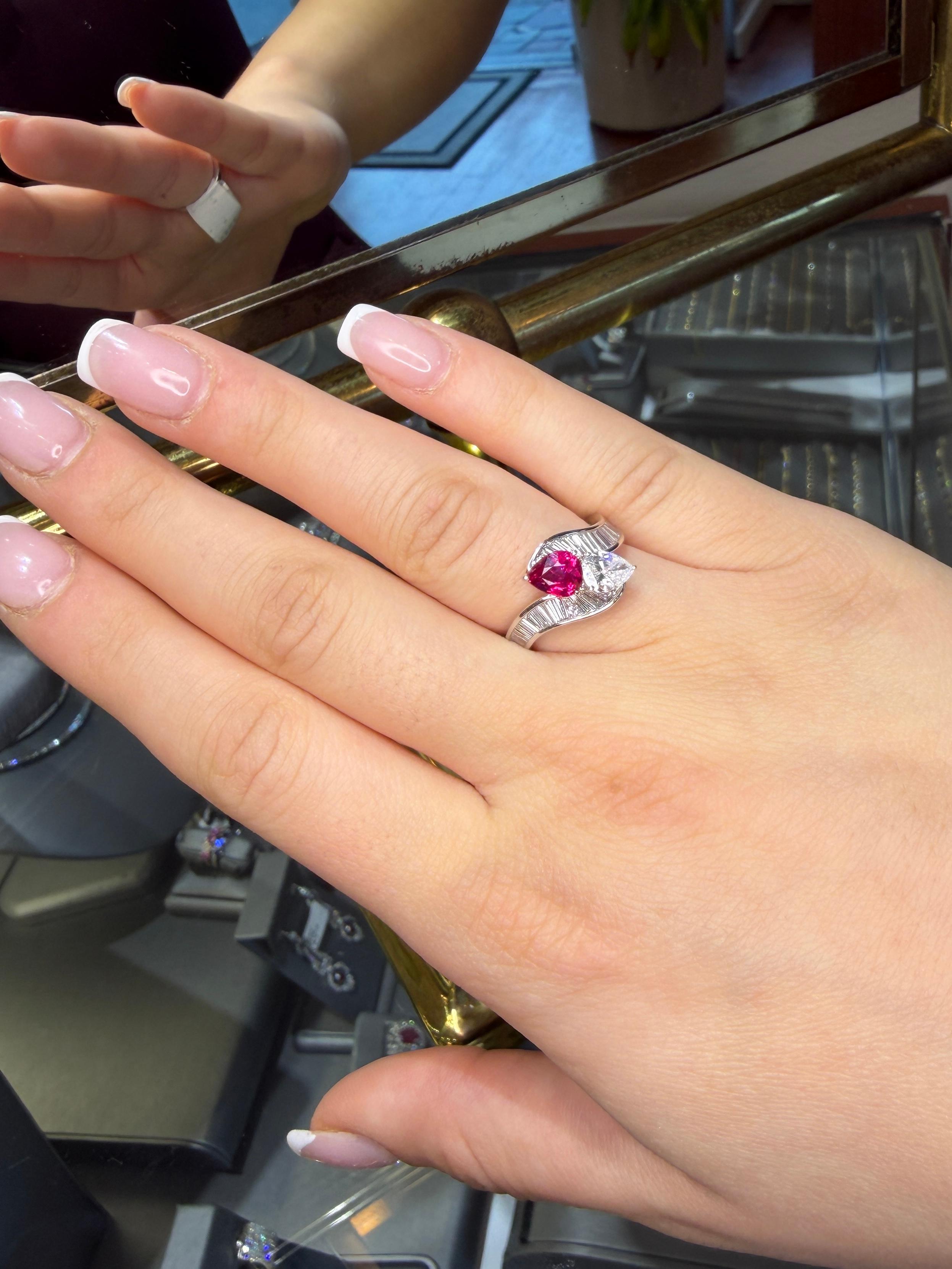 Donna Anello Toi et Moi Rubino naturale senza calore del Mozambico 1,02ct e 1,31ct Diamante in oro 18K in vendita