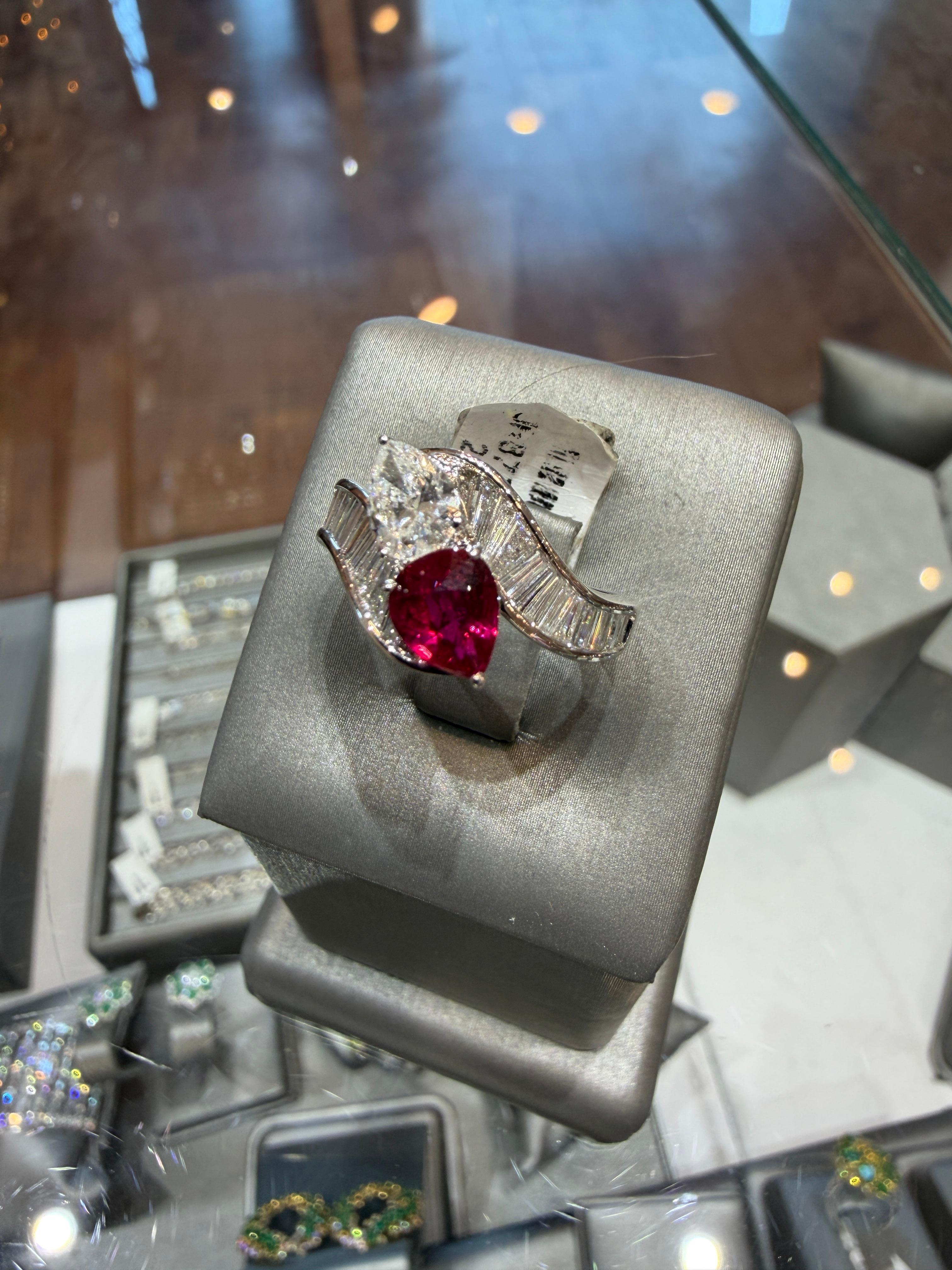 Anello Toi et Moi Rubino naturale senza calore del Mozambico 1,02ct e 1,31ct Diamante in oro 18K in vendita 1