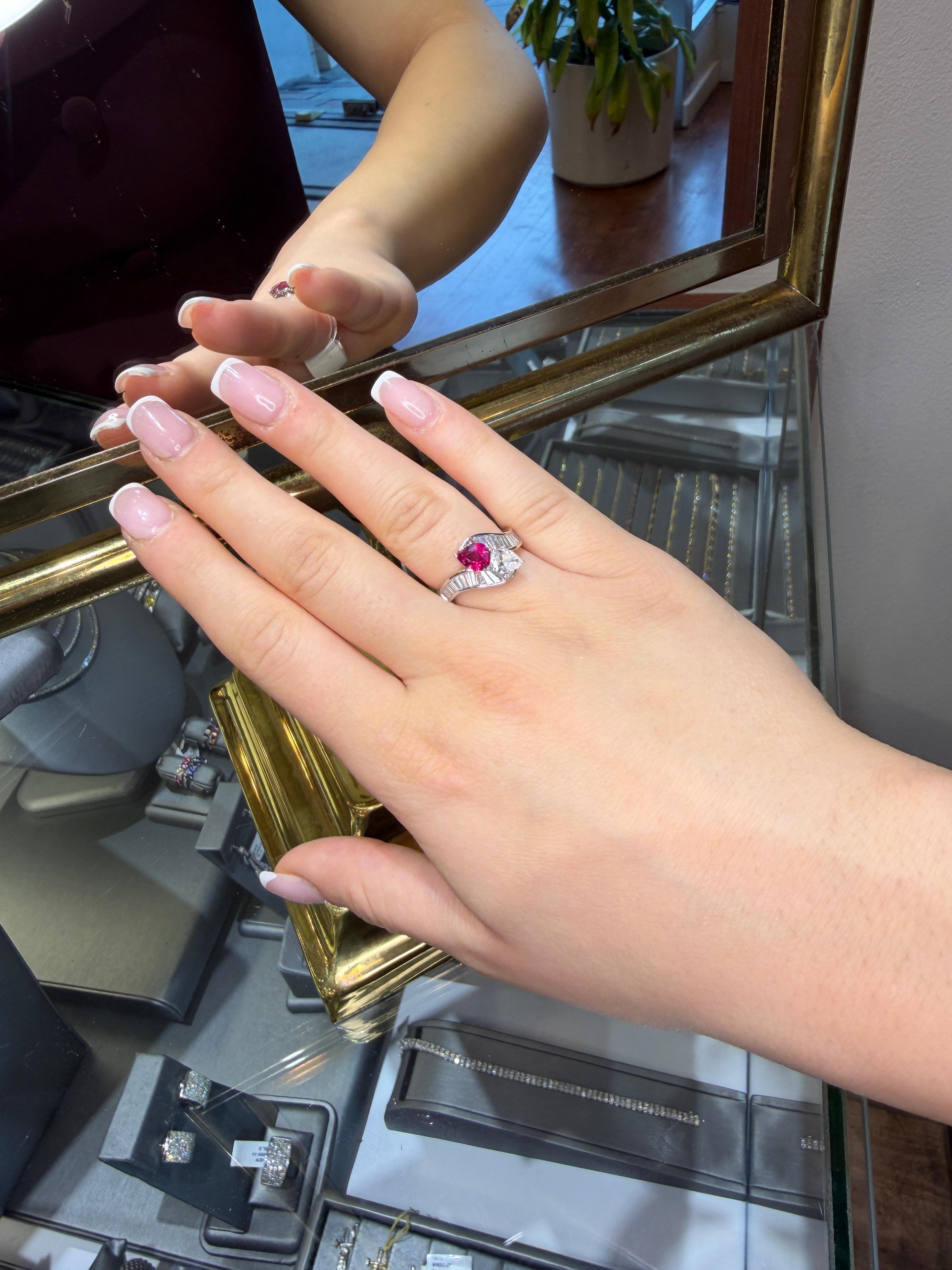 Anello Toi et Moi Rubino naturale senza calore del Mozambico 1,02ct e 1,31ct Diamante in oro 18K in vendita 2