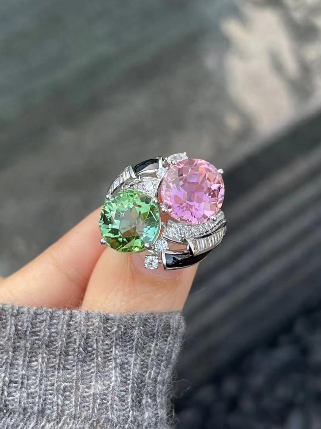 12,63 Karat Rosa & Grüne Turmaline Emaille und Smaragd Diamant Cocktail Ring

Turmaline - 12.63 CT
Diamant - 0,971 CT 
Gesamtgewicht - 14,41 GM

Einzigartiges Edelstein-Paar: Eine bezaubernde Kombination aus rosafarbenen und grünen Turmalinen, die