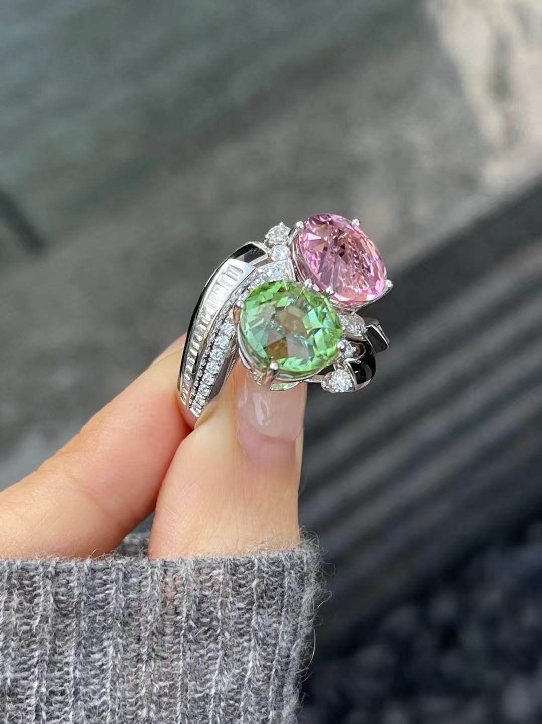 12,63 Karat Rosa&Grün Turmalin Emaille und Smaragd Diamant Toi et Moi Ring (Moderne) im Angebot