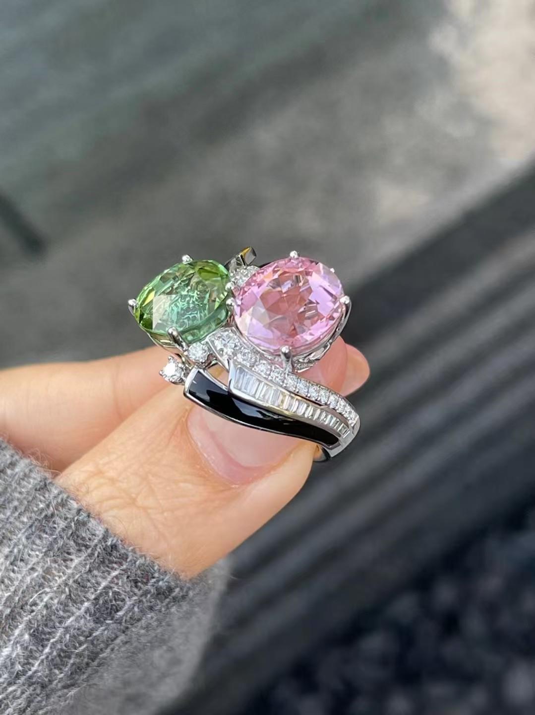 12,63 Karat Rosa&Grün Turmalin Emaille und Smaragd Diamant Toi et Moi Ring (Brillantschliff) im Angebot