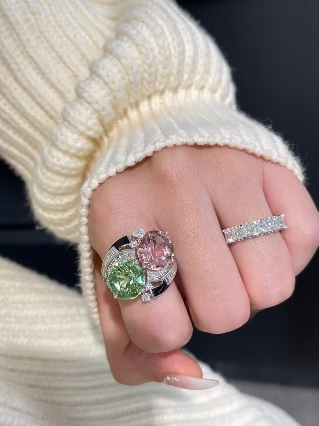 12,63 Karat Rosa&Grün Turmalin Emaille und Smaragd Diamant Toi et Moi Ring im Zustand „Neu“ im Angebot in Kowloon, HK